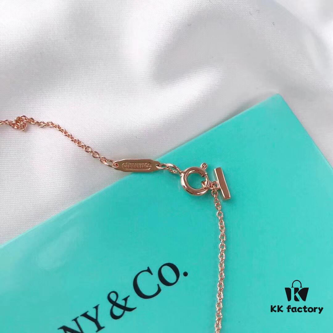 692fd5a699f2d84055c8a74a Tiffany Smiley Necklace, Rose Gold Without Diamonds! Original 1:1 Replication Upgrade Version! Comes with Tiffany Counter K-Gold Packaging! Absolutely Elegant and High-End! Made from 925 Sterling Silver with Vacuum Micro-Plated 18K Real Gold, Chain Length 45cm. Classic, Simple and Elegant Design with Beautiful Meaning – Smiling Brings Good Luck and Positivity to Life. Favored by Celebrities Such as Yuan Quan and Ruby Lin. Exquisite Craftsmanship and Perfect Details!