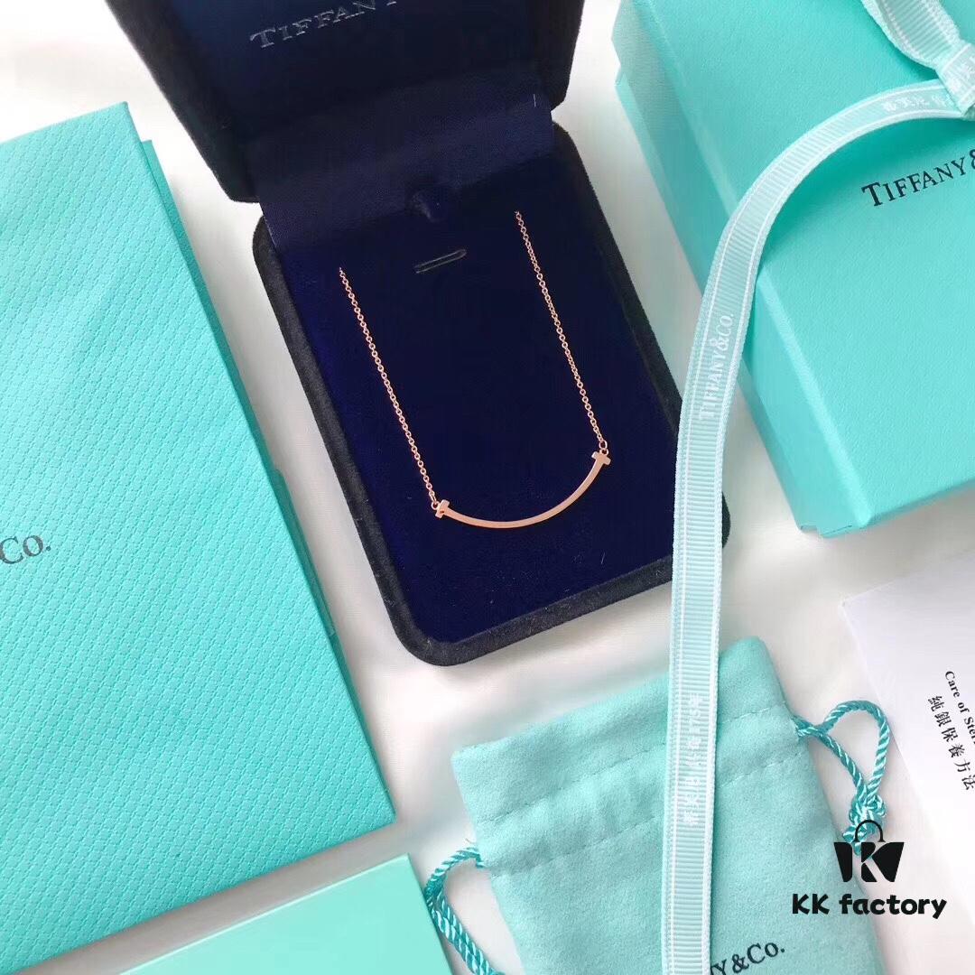 692fd5a799f2d84055c8a74e Tiffany Smiley Necklace, Rose Gold Without Diamonds! Original 1:1 Replication Upgrade Version! Comes with Tiffany Counter K-Gold Packaging! Absolutely Elegant and High-End! Made from 925 Sterling Silver with Vacuum Micro-Plated 18K Real Gold, Chain Length 45cm. Classic, Simple and Elegant Design with Beautiful Meaning – Smiling Brings Good Luck and Positivity to Life. Favored by Celebrities Such as Yuan Quan and Ruby Lin. Exquisite Craftsmanship and Perfect Details!