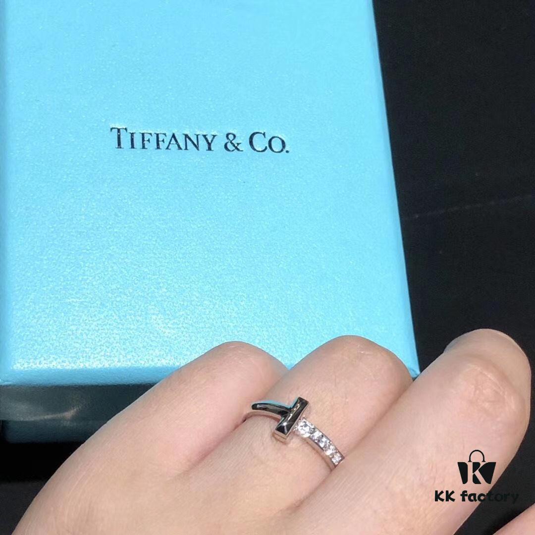 This year's must-have blockbuster ring – Tiffany & Co.'s brand-new T1 half-diamond ring with micro-pavé setting, more three-dimensional and textured than the previous version, exuding a whole new level of beauty in rose gold and white gold.