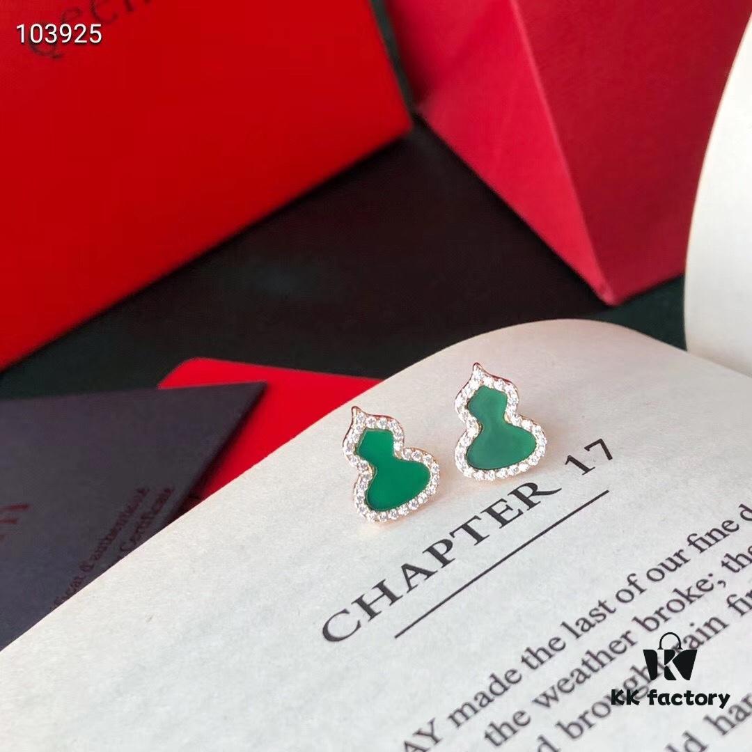 692fd77099f2d84055c8aaf2 Qeelin Wulu Necklace and Stud Earrings in Sterling Silver – Elegant Design with Green Chalcedony and Swarovski Crystals