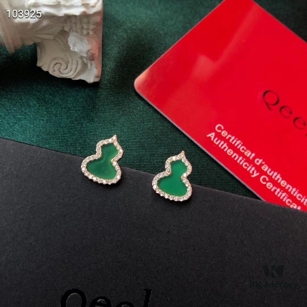 692fd77199f2d84055c8aaf6 Qeelin Wulu Necklace and Stud Earrings in Sterling Silver – Elegant Design with Green Chalcedony and Swarovski Crystals