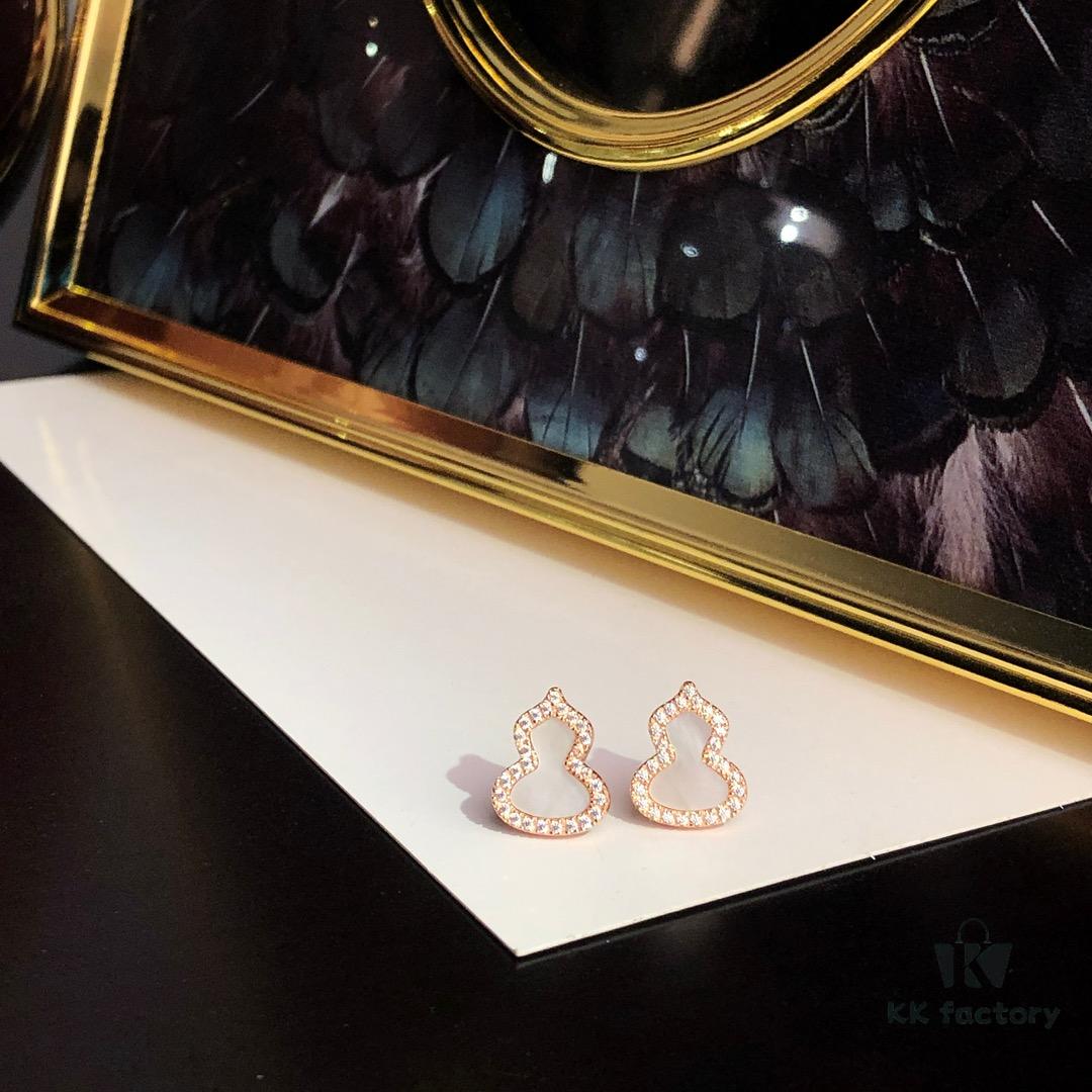 Gourd-shaped Green Jadeite, Green Agate, and White Mother-of-Pearl Stud Earrings