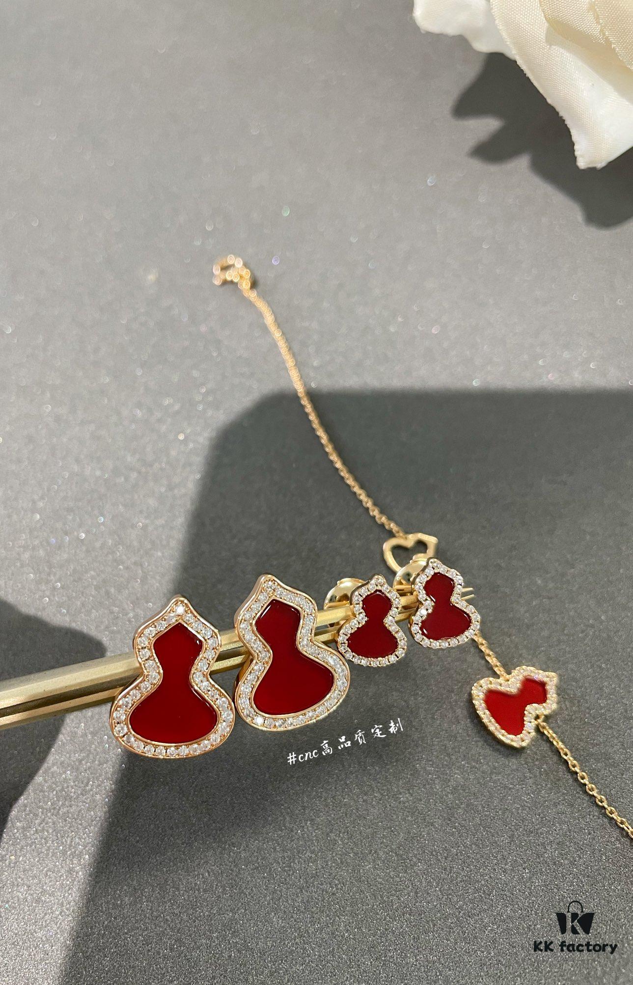 692fd81299f2d84055c8abf6 Casual Snap of a Red Qeelin Gourd Pendant ❤