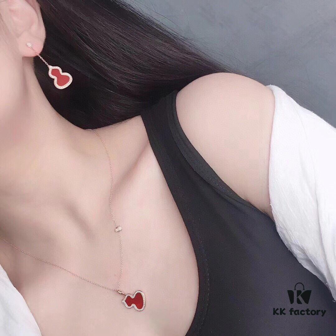 Hulu Necklace Wearing Look