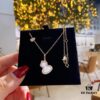 692fd89399f2d84055c8acf5 【V Gold Collection】Qeelin Kylin Hululu Necklace, blending Chinese elements with modern design, featuring natural agate in the iconic Wulu shape, vibrant as red leaves and blooming flowers