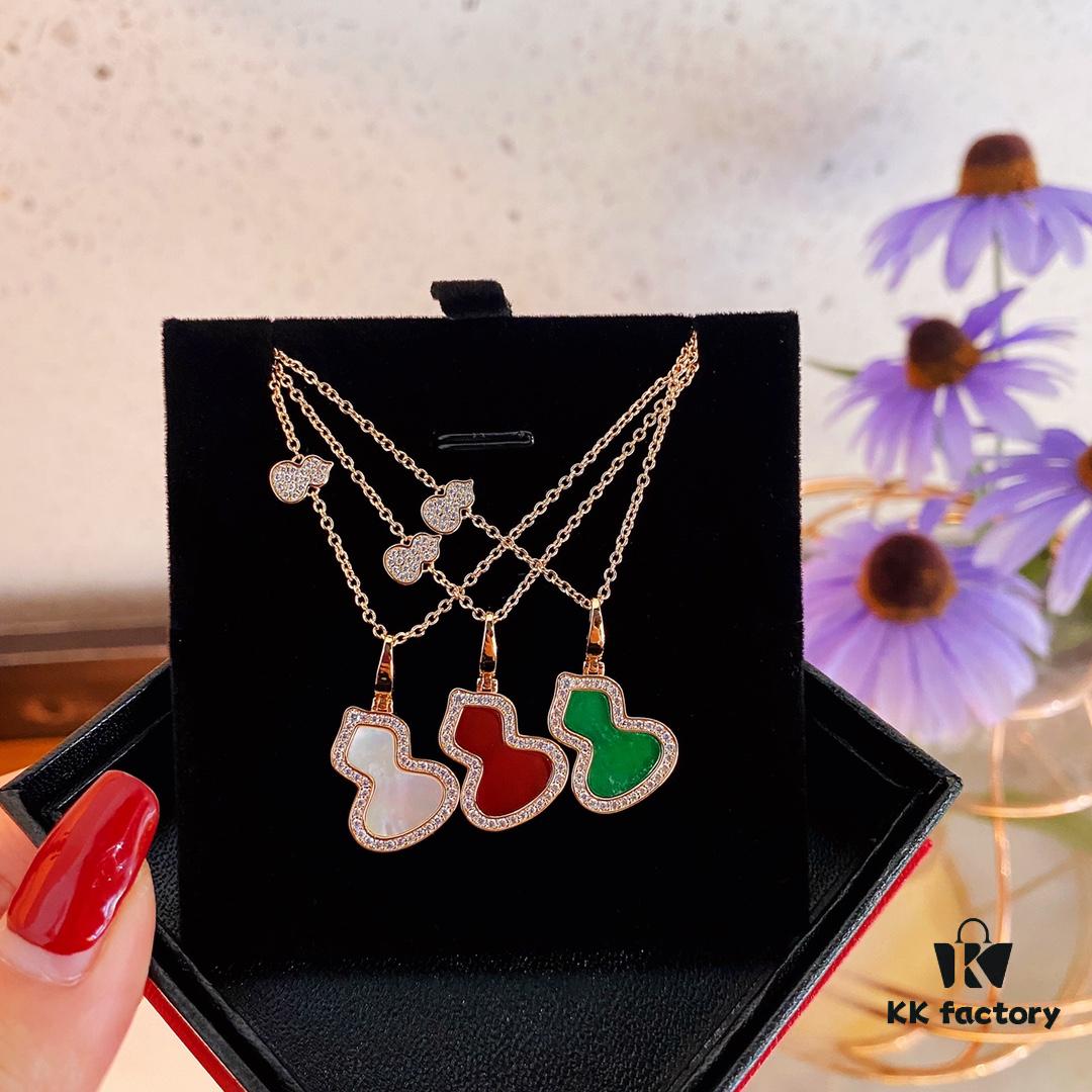 692fd89699f2d84055c8acfd 【V Gold Collection】Qeelin Kylin Hululu Necklace, blending Chinese elements with modern design, featuring natural agate in the iconic Wulu shape, vibrant as red leaves and blooming flowers