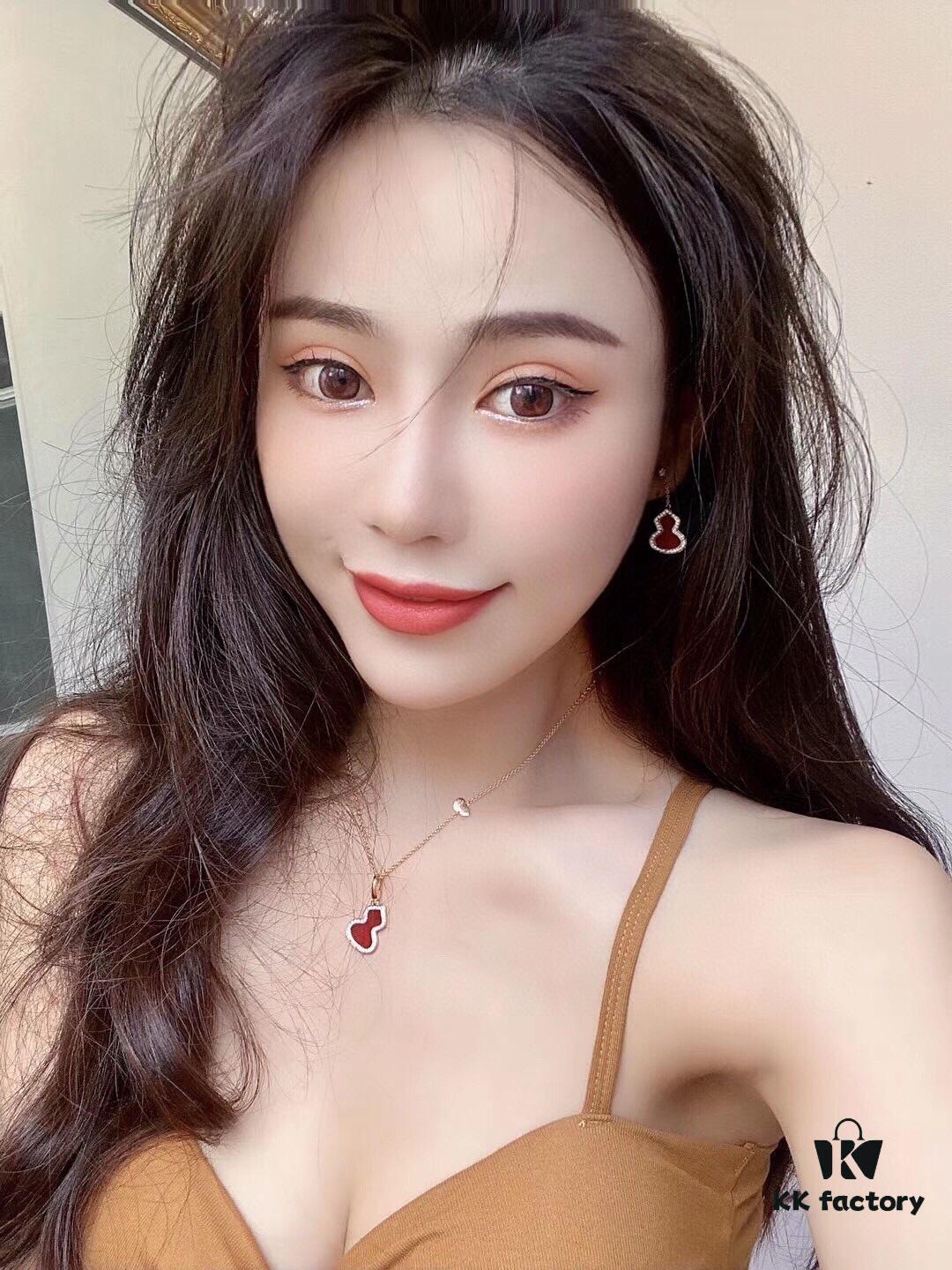 692fd89799f2d84055c8acfe 【V Gold Collection】Qeelin Kylin Hululu Necklace, blending Chinese elements with modern design, featuring natural agate in the iconic Wulu shape, vibrant as red leaves and blooming flowers