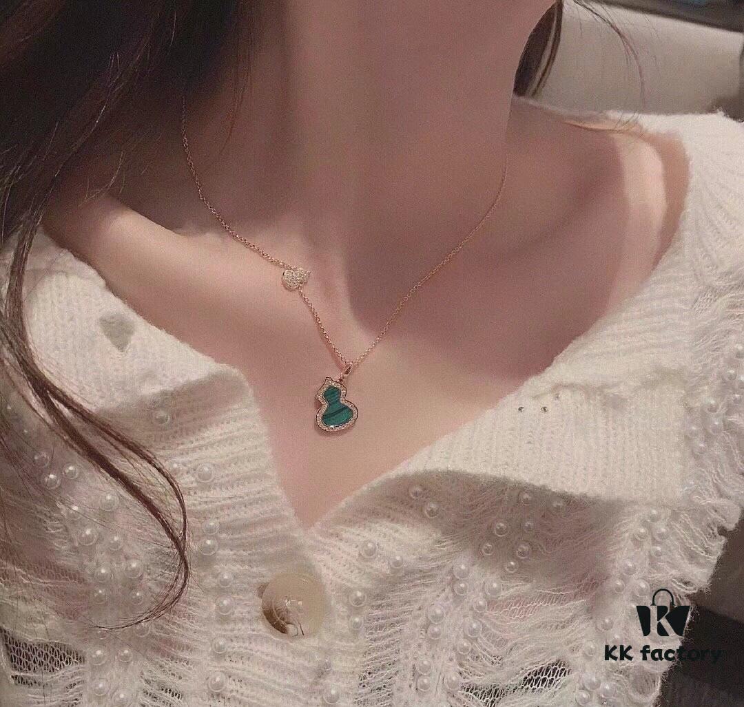 692fd89899f2d84055c8acff 【V Gold Collection】Qeelin Kylin Hululu Necklace, blending Chinese elements with modern design, featuring natural agate in the iconic Wulu shape, vibrant as red leaves and blooming flowers
