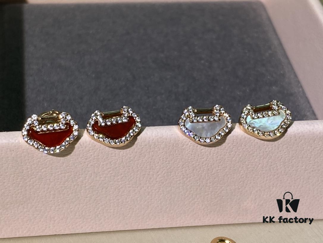 692fd8c899f2d84055c8ad46 Qeelin Yu Yi Collection Ruyi Lock Double Diamond Necklace