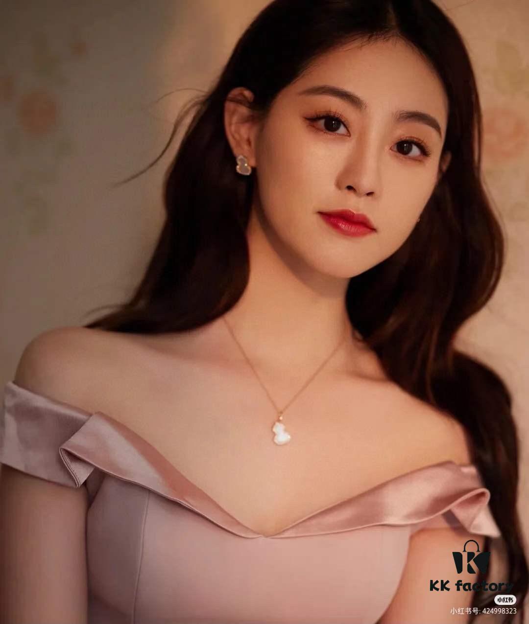 692fd91e99f2d84055c8ade1 Qeelin Wulu Series Rose Gold and White Shell Gourd Necklace