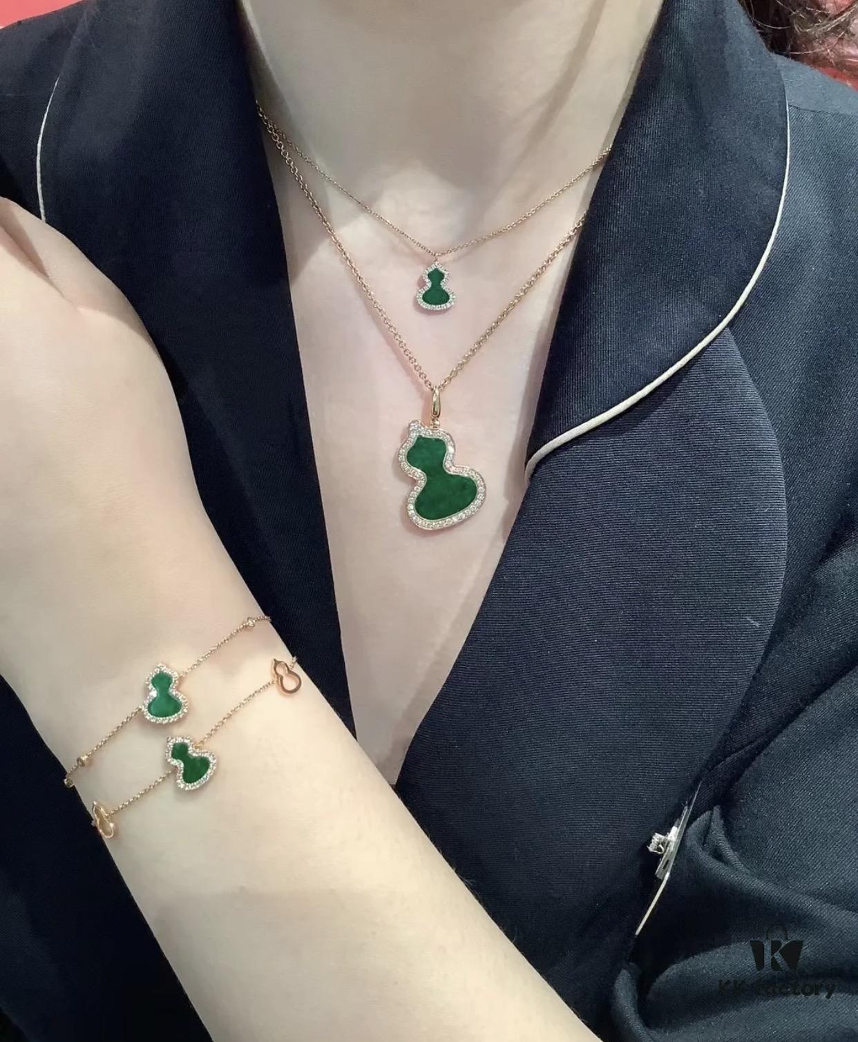 This gourd pendant is such a delightful surprise—small, exquisite, and elegantly simple with a touch of Chinese style; the green tone is incredibly flattering. It's perfect for wearing all year round, and the delicate sparkling crystals are absolutely beautiful!