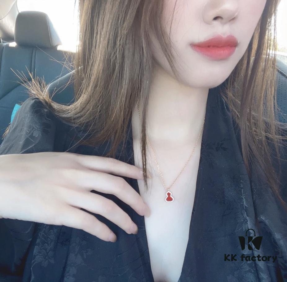 I really love this gourd-shaped 'Fu Lu' design, which retains traditional characteristics while highlighting a timeless and personalized style, exuding a graceful Chinese charm with elegance and deep symbolic meaning.