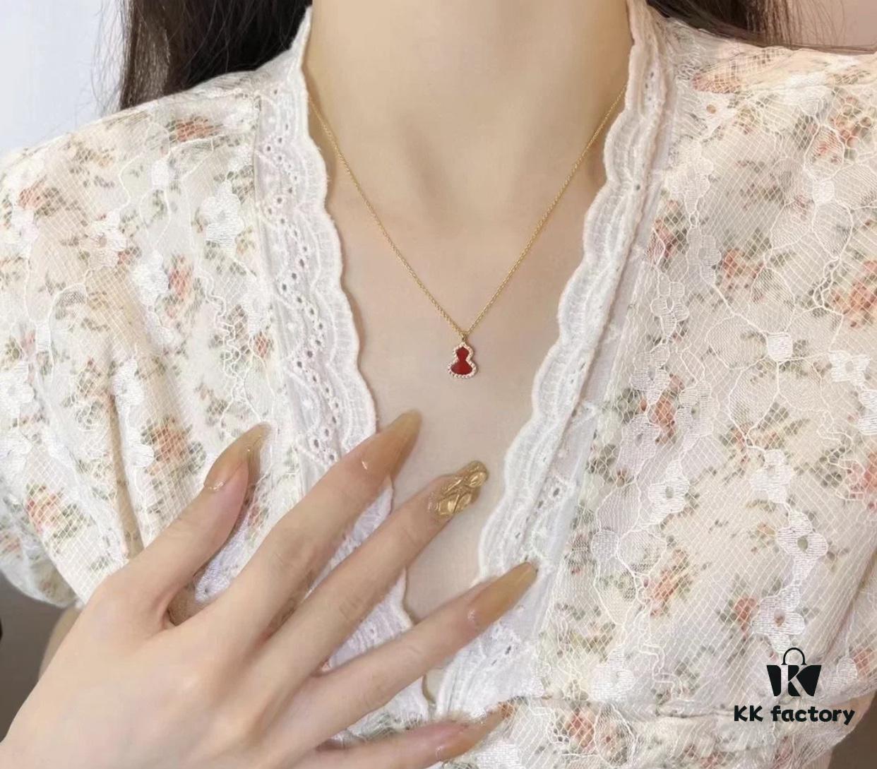 I really love this gourd-shaped 'Fu Lu' design, which retains traditional characteristics while highlighting a timeless and personalized style, exuding a graceful Chinese charm with elegance and deep symbolic meaning.