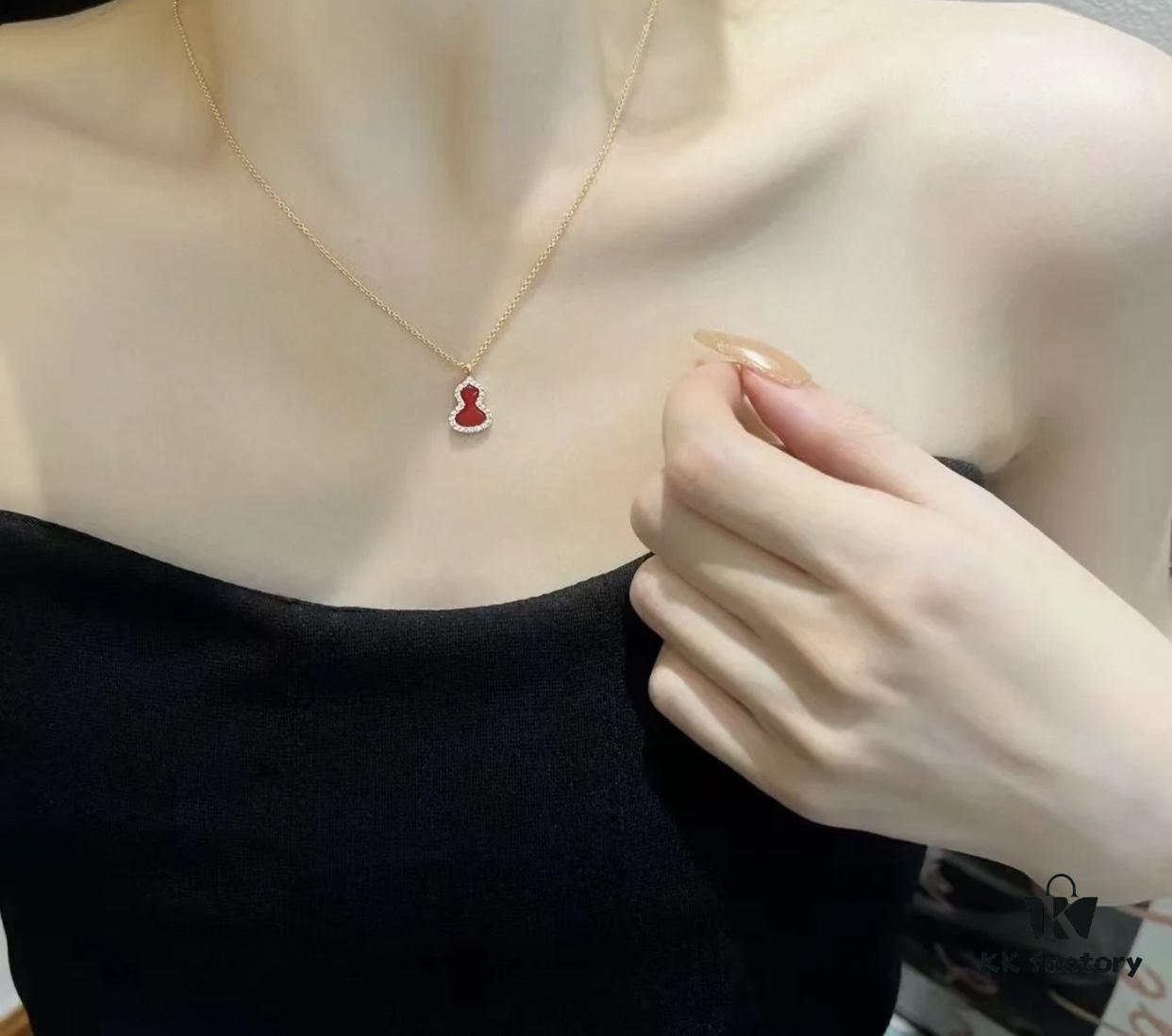 I really love this gourd-shaped 'Fu Lu' design, which retains traditional characteristics while highlighting a timeless and personalized style, exuding a graceful Chinese charm with elegance and deep symbolic meaning.