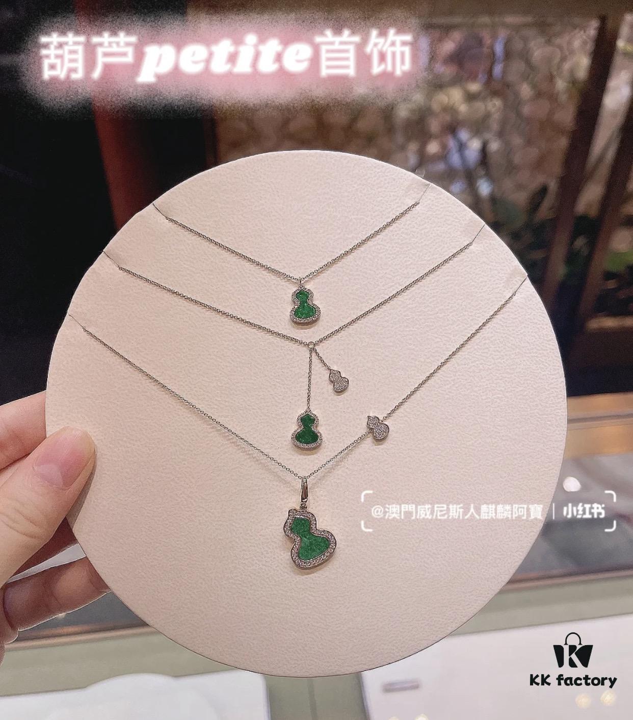 692fd9f699f2d84055c8af29 Qeeli's First Design WuLu Series, 'WuLu' Resonates with 'Fu Lu', Symbolizing Infinite Positive Energy and Attracting Wealth and Good Fortune; the '8'-Shaped Design Shares the Same Pronunciation as 'Fa', Representing Prosperity and Continuous Flow of Wealth