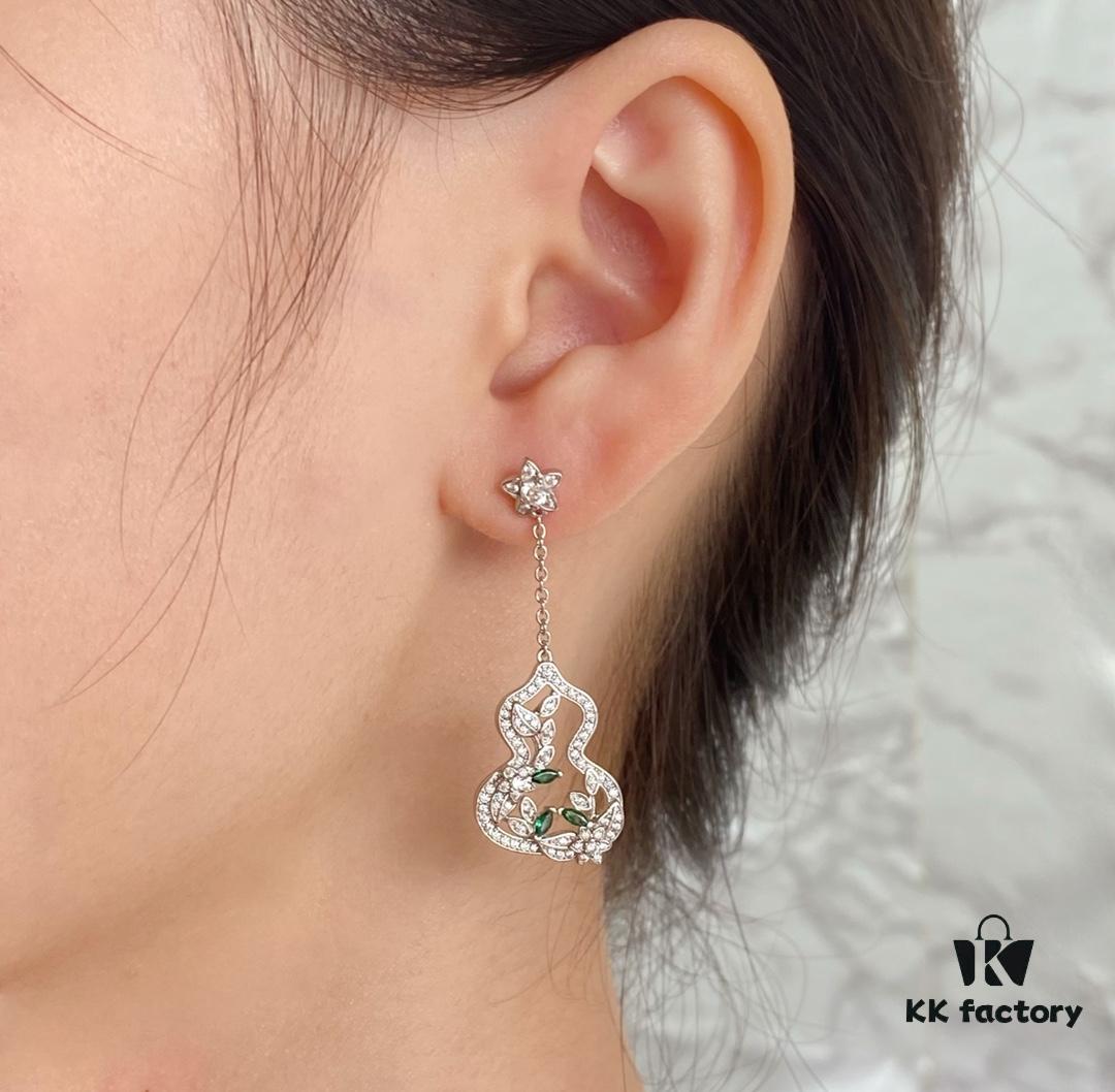 692fda7499f2d84055c8afba Qeelin Wulu Lace Emerald Green Gourd Earrings