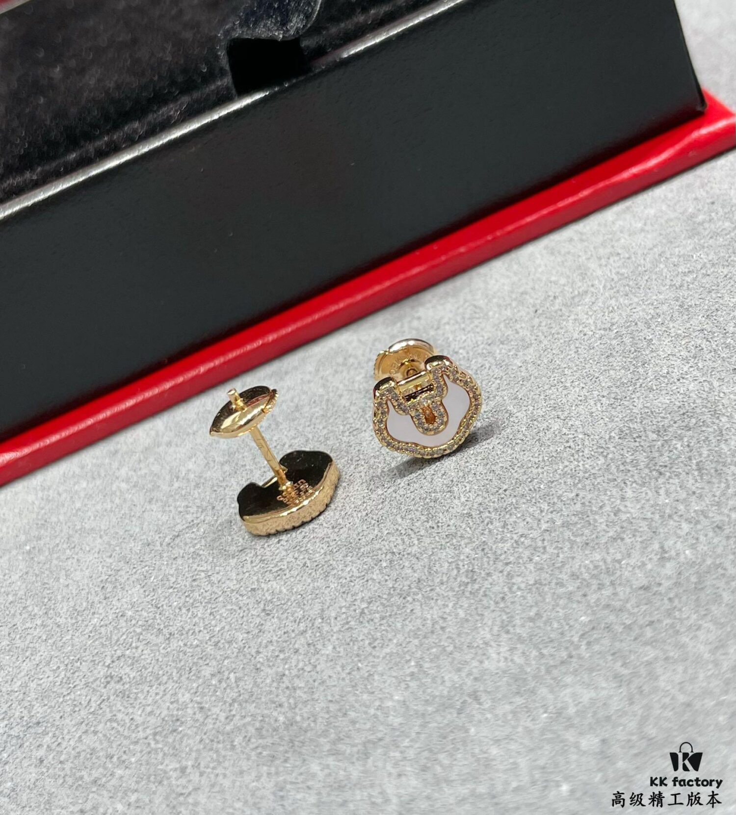 692fdb4299f2d84055c8b0f1 Kirin Advanced White Abalone Ruyi Lock Stud Earrings ✨ A Perfect Blend of Fashion and Tradition