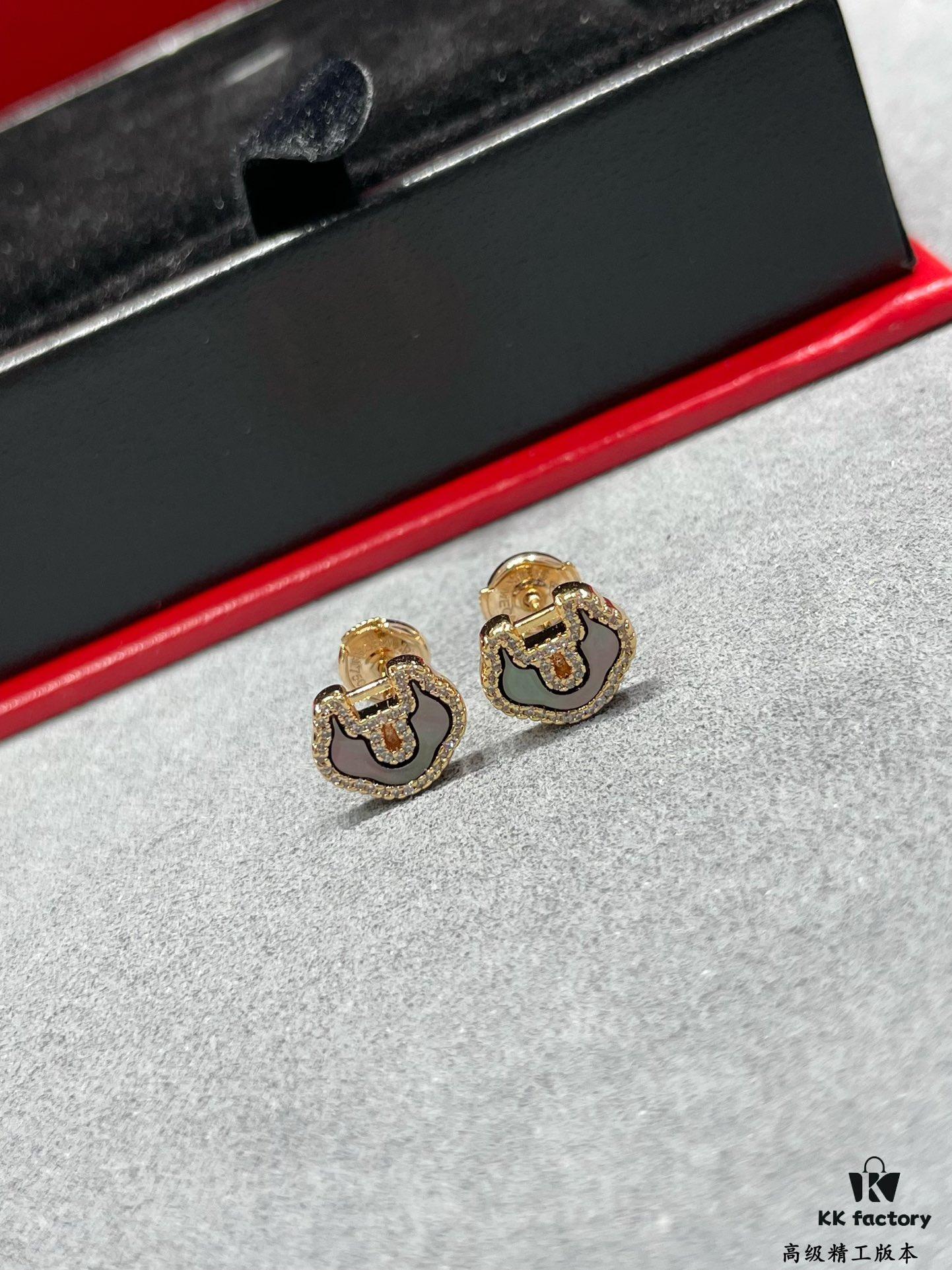 692fdb4f99f2d84055c8b100 Kirin Natural Gray Shell Ruyi Lock Stud Earrings ✨ A Unique Blend of Fashion and Tradition, Hand-Micro-Paved with High-Carbon Brilliant-Cut Diamonds, Thick Gold Plating