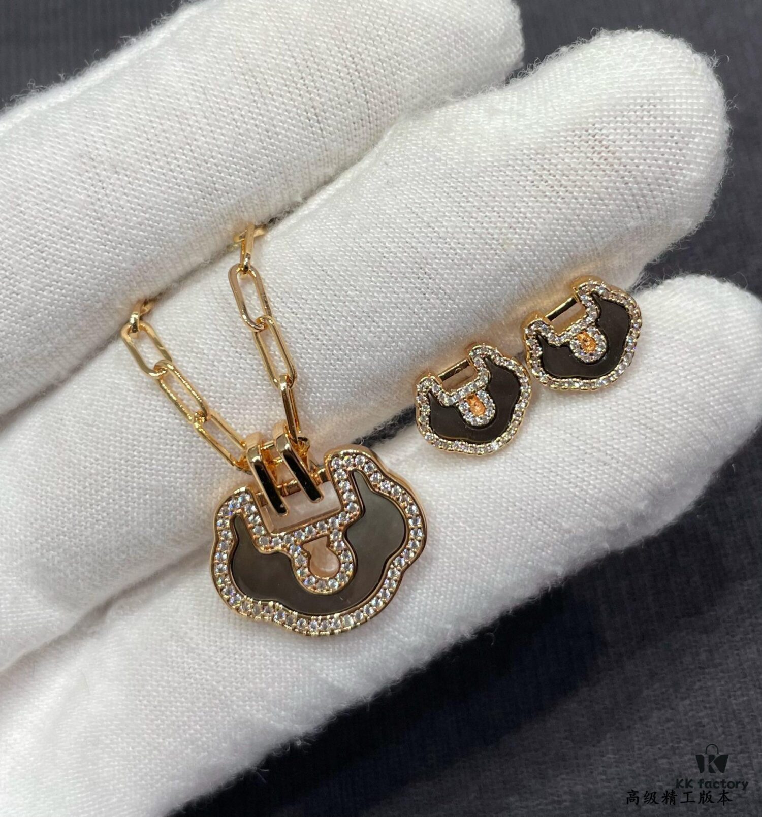 692fdb5199f2d84055c8b103 Kirin Natural Gray Shell Ruyi Lock Stud Earrings ✨ A Unique Blend of Fashion and Tradition, Hand-Micro-Paved with High-Carbon Brilliant-Cut Diamonds, Thick Gold Plating