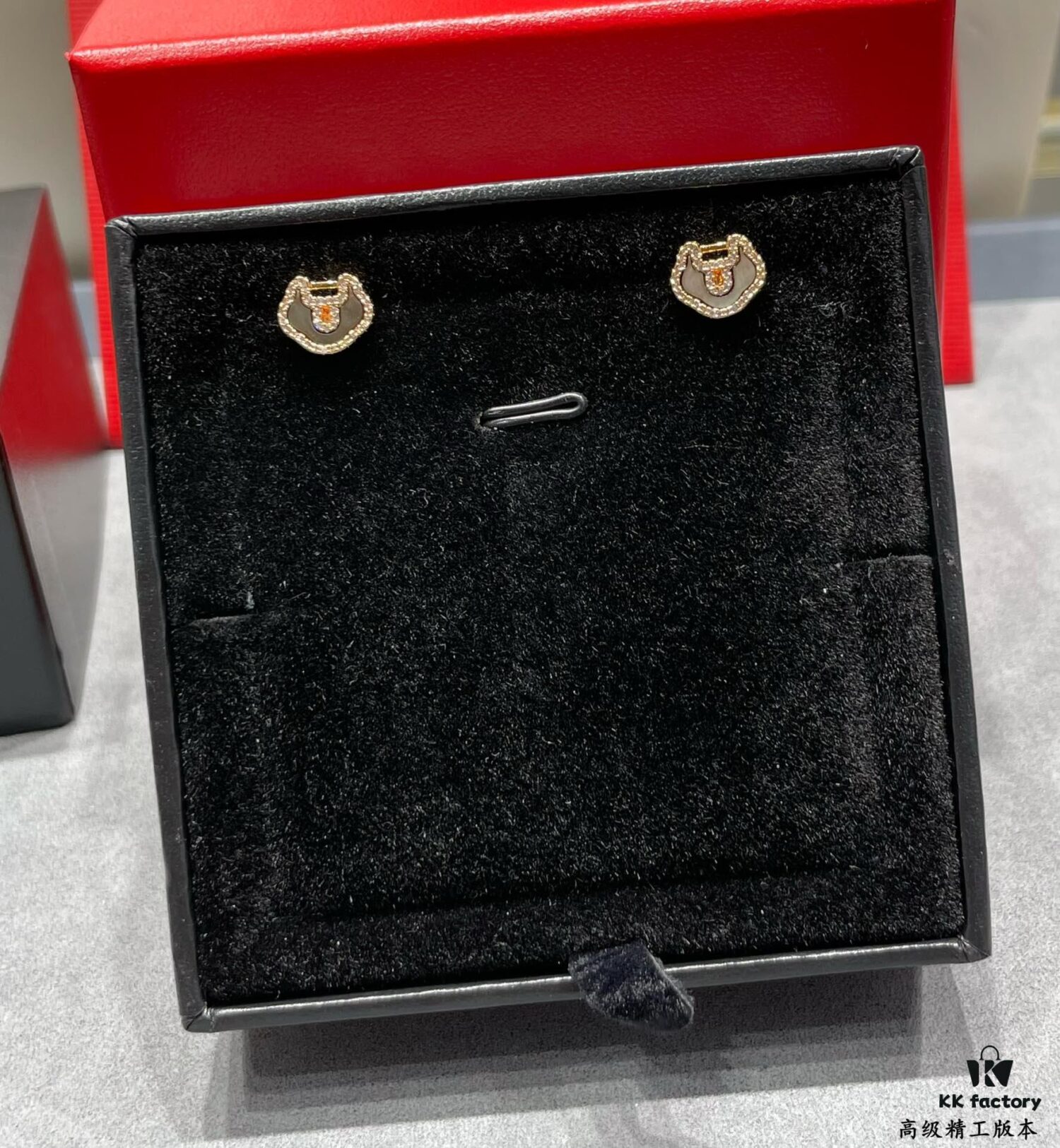 692fdb5199f2d84055c8b104 Kirin Natural Gray Shell Ruyi Lock Stud Earrings ✨ A Unique Blend of Fashion and Tradition, Hand-Micro-Paved with High-Carbon Brilliant-Cut Diamonds, Thick Gold Plating