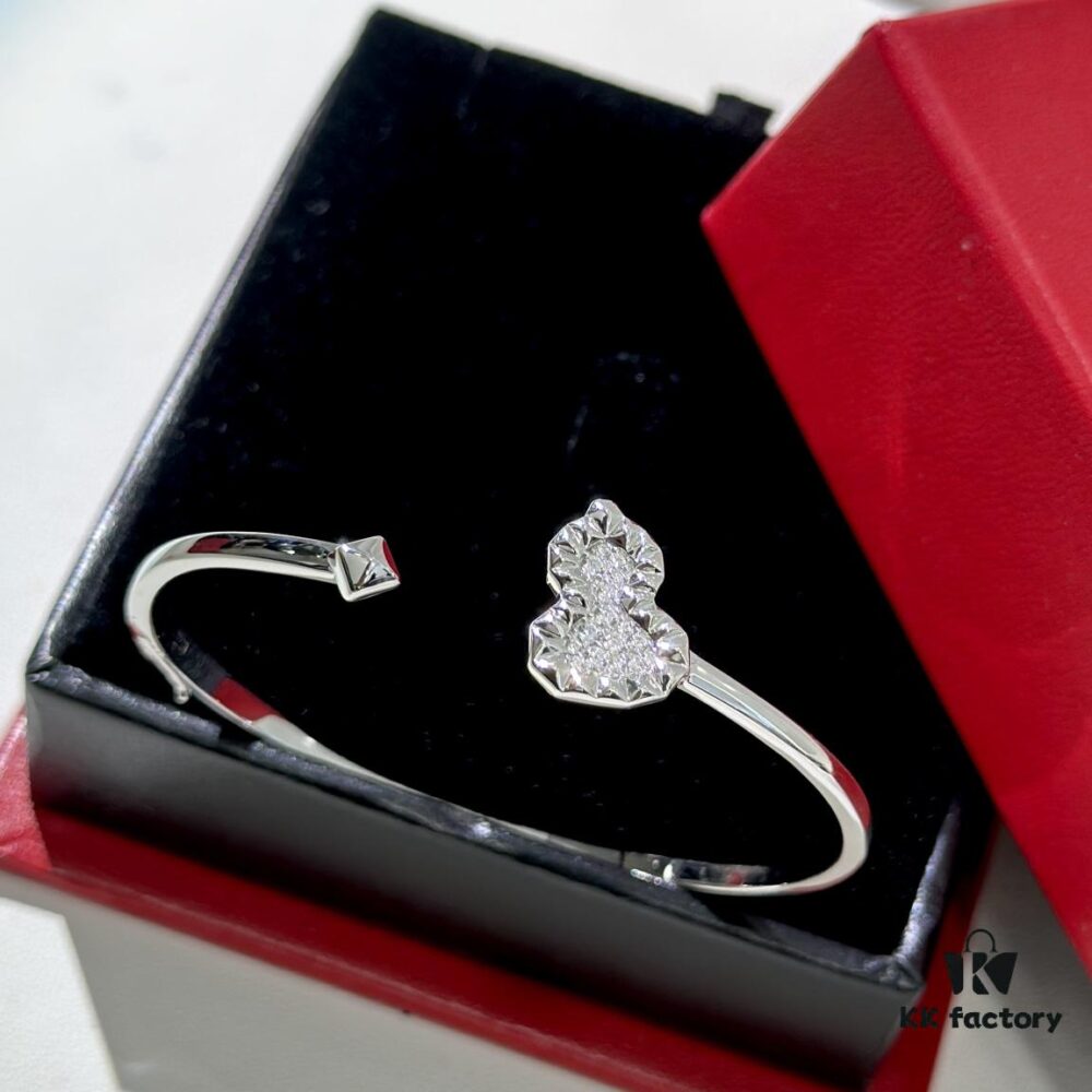 692fdb6599f2d84055c8b11f New Design Qilin Gourd Bracelet, High-Quality 1:1 Replica, 'Gourd' Sounds Like 'Good Fortune and Prosperity' in Chinese, Symbolizing Blessings – Beautiful and Meaningful, Simply Irresistible! Exquisitely Crafted Elastic Bracelet with Eight Hearts and Eight Arrows High-Carbon Diamonds, Platinum, Premium Custom Workmanship