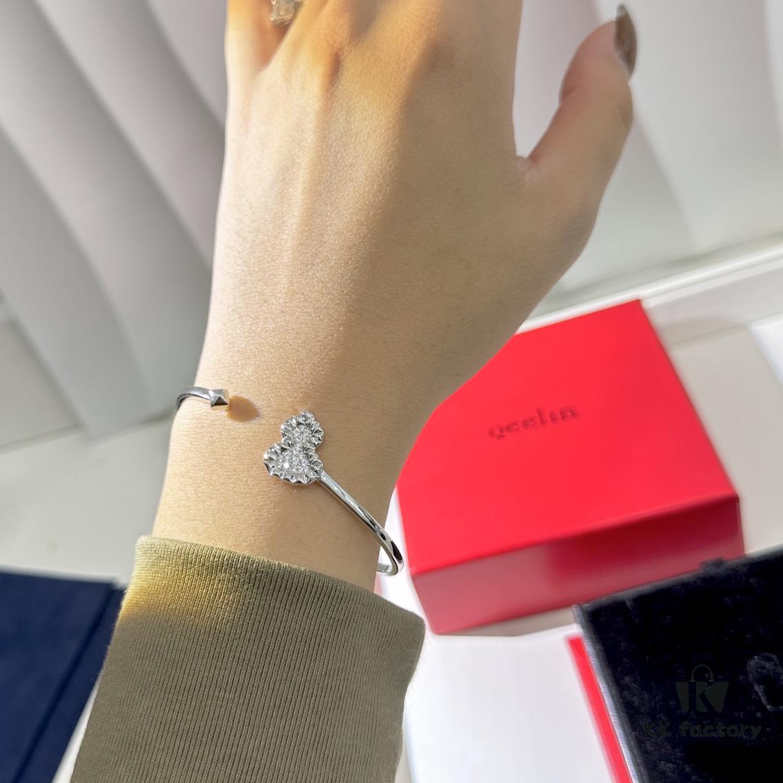 692fdb6b99f2d84055c8b126 New Design Qilin Gourd Bracelet, High-Quality 1:1 Replica, 'Gourd' Sounds Like 'Good Fortune and Prosperity' in Chinese, Symbolizing Blessings – Beautiful and Meaningful, Simply Irresistible! Exquisitely Crafted Elastic Bracelet with Eight Hearts and Eight Arrows High-Carbon Diamonds, Platinum, Premium Custom Workmanship