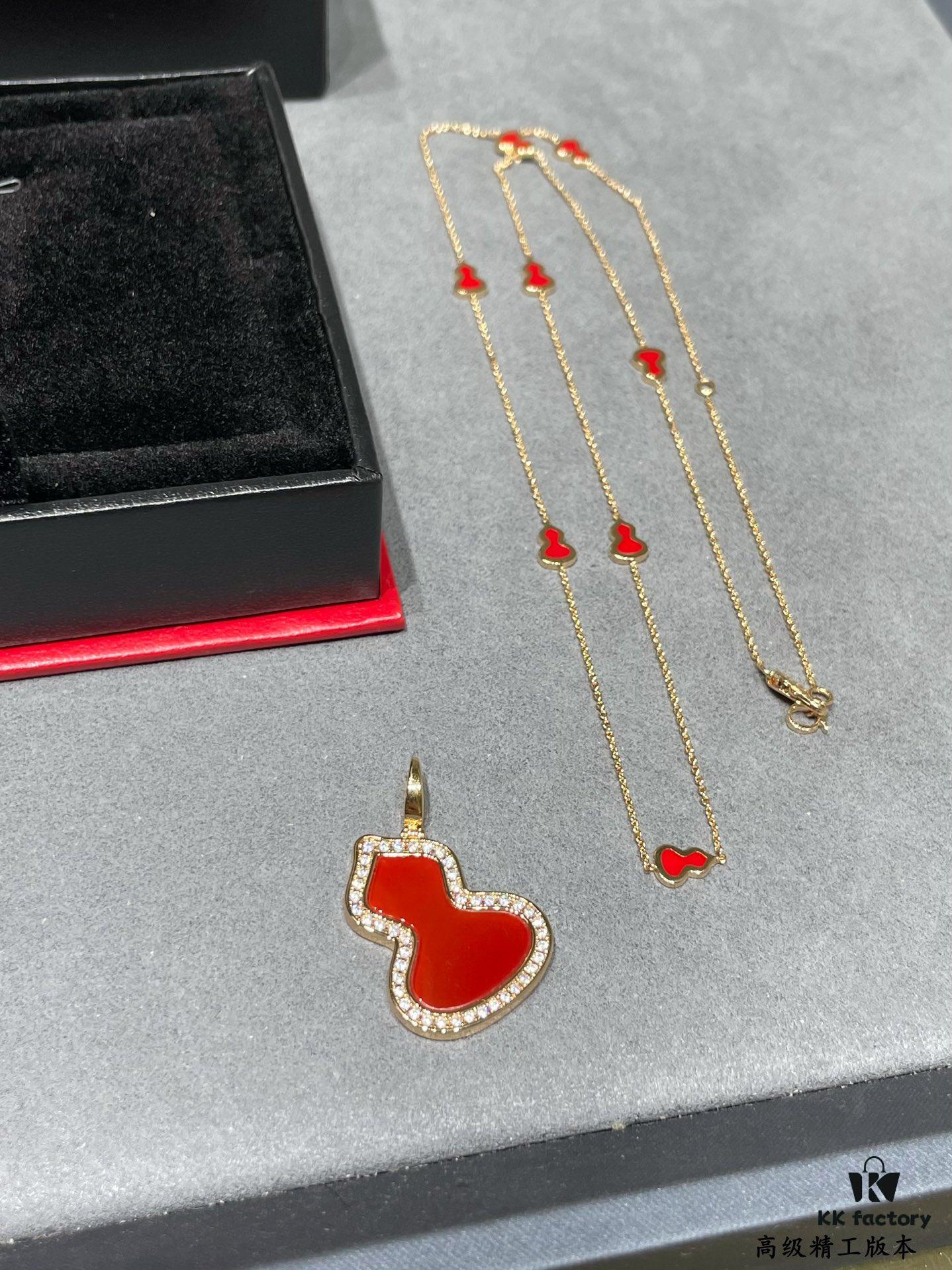 692fdb7699f2d84055c8b136 Detachable Pendant) Qeelin Qilin Mini 8 Gourd Necklace 🌹 Adorable Design 😍 Elegant Silhouette with Minimalist Lines 🥰 Sophisticated and Charming 😊 Qeelin x Libekka Exclusive Limited Edition – How to Style It for a Winter Vibe