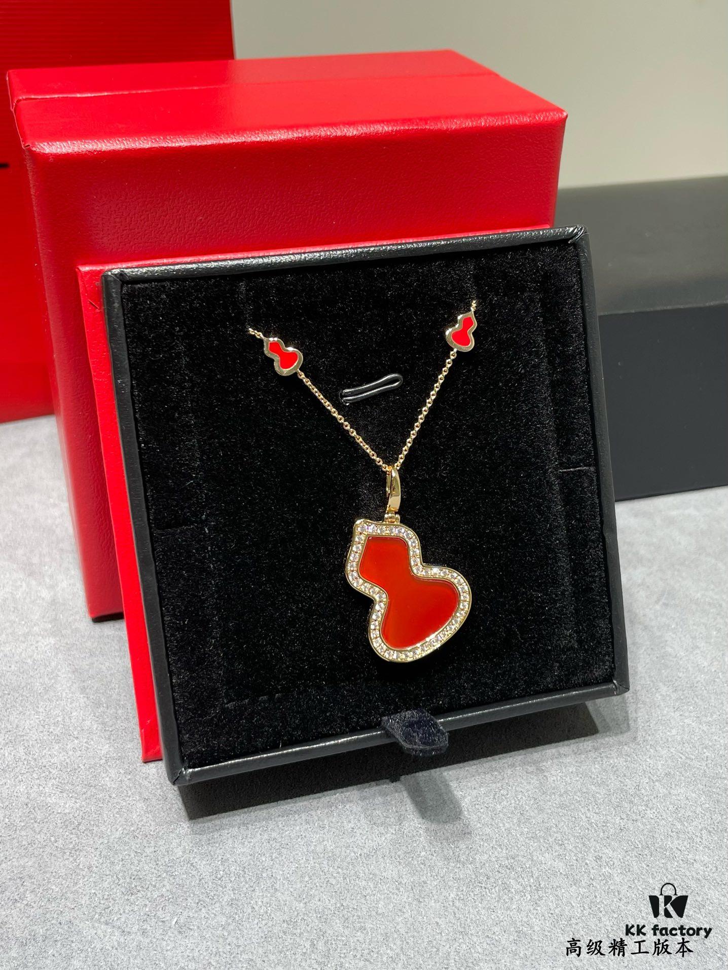 692fdb7899f2d84055c8b138 Detachable Pendant) Qeelin Qilin Mini 8 Gourd Necklace 🌹 Adorable Design 😍 Elegant Silhouette with Minimalist Lines 🥰 Sophisticated and Charming 😊 Qeelin x Libekka Exclusive Limited Edition – How to Style It for a Winter Vibe