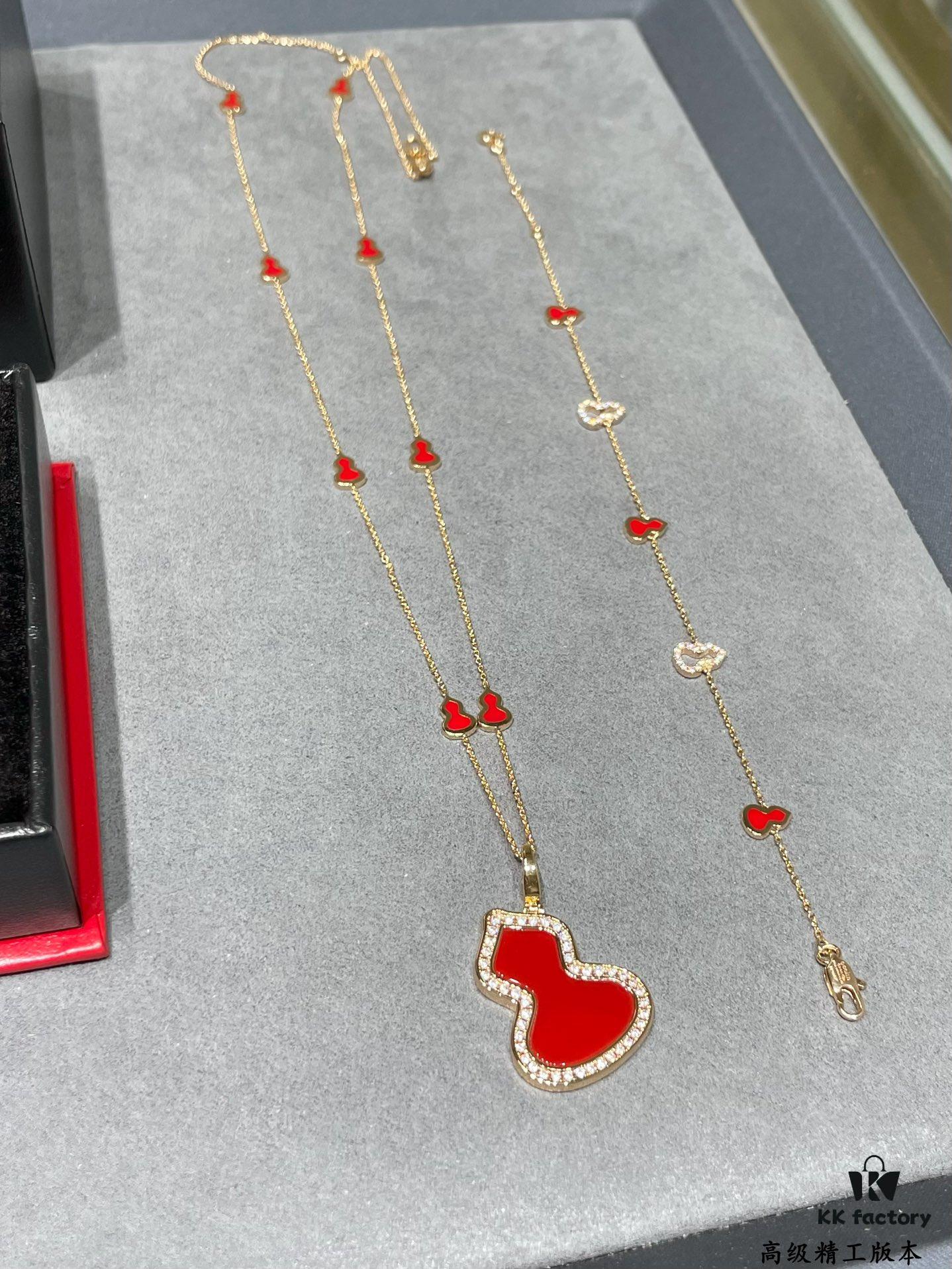 692fdb7999f2d84055c8b13a Detachable Pendant) Qeelin Qilin Mini 8 Gourd Necklace 🌹 Adorable Design 😍 Elegant Silhouette with Minimalist Lines 🥰 Sophisticated and Charming 😊 Qeelin x Libekka Exclusive Limited Edition – How to Style It for a Winter Vibe