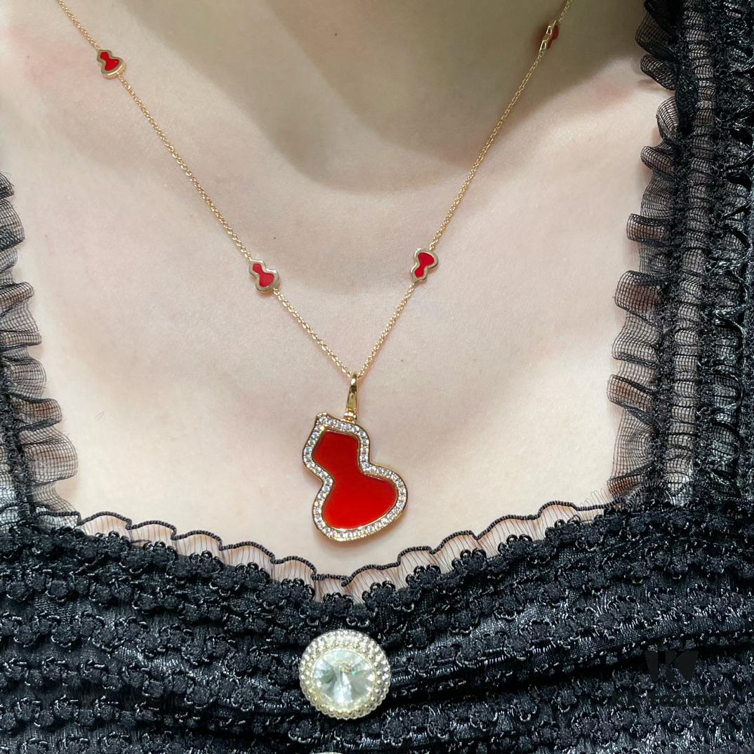 692fdb7a99f2d84055c8b13c Detachable Pendant) Qeelin Qilin Mini 8 Gourd Necklace 🌹 Adorable Design 😍 Elegant Silhouette with Minimalist Lines 🥰 Sophisticated and Charming 😊 Qeelin x Libekka Exclusive Limited Edition – How to Style It for a Winter Vibe