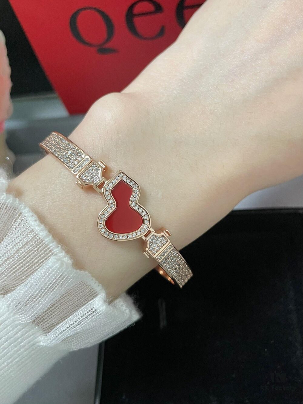 692fdbd599f2d84055c8b1e2 V Gold Qeelin Carved Red Agate Gourd Bracelet 🌹 Adorable Design 😍 Elegant Silhouette with Minimalist Lines 🥰 Sophisticated and Chic 👍👍
