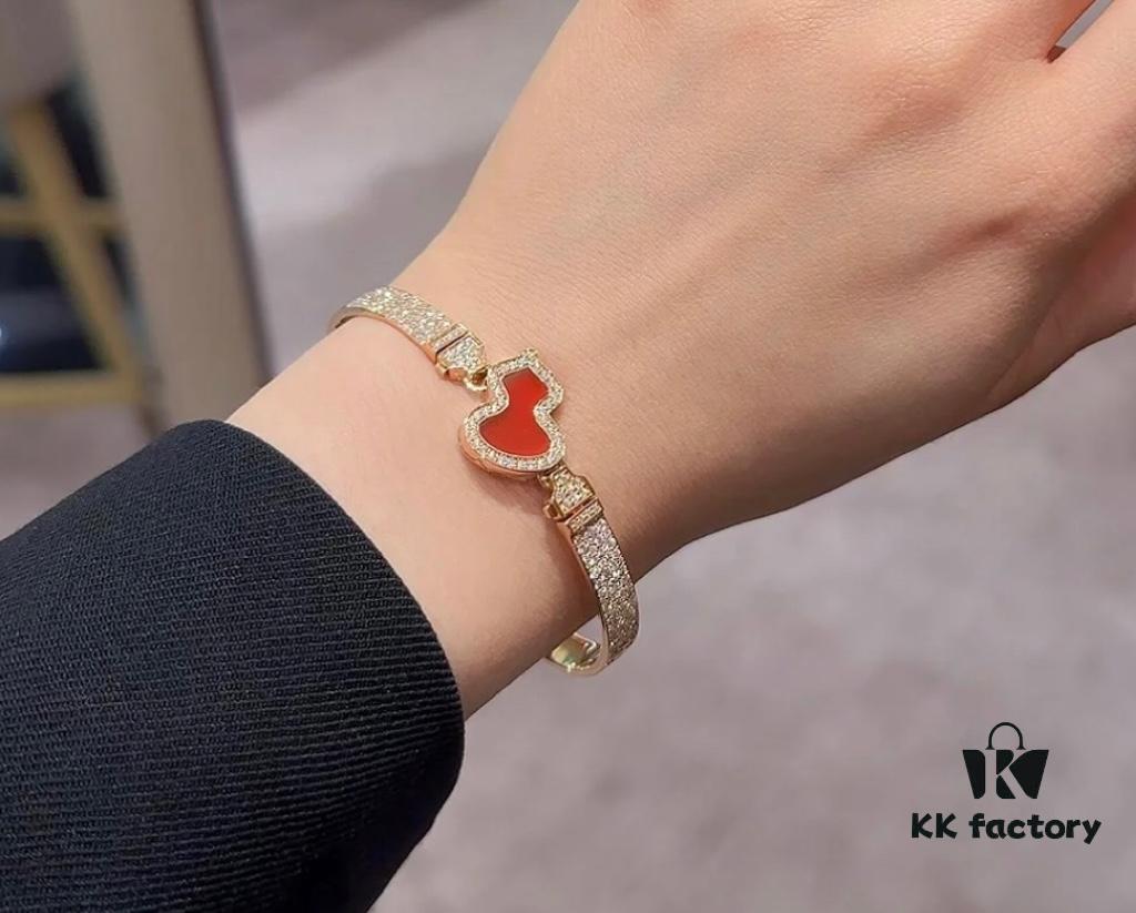 692fdbd599f2d84055c8b1e3 V Gold Qeelin Carved Red Agate Gourd Bracelet 🌹 Adorable Design 😍 Elegant Silhouette with Minimalist Lines 🥰 Sophisticated and Chic 👍👍