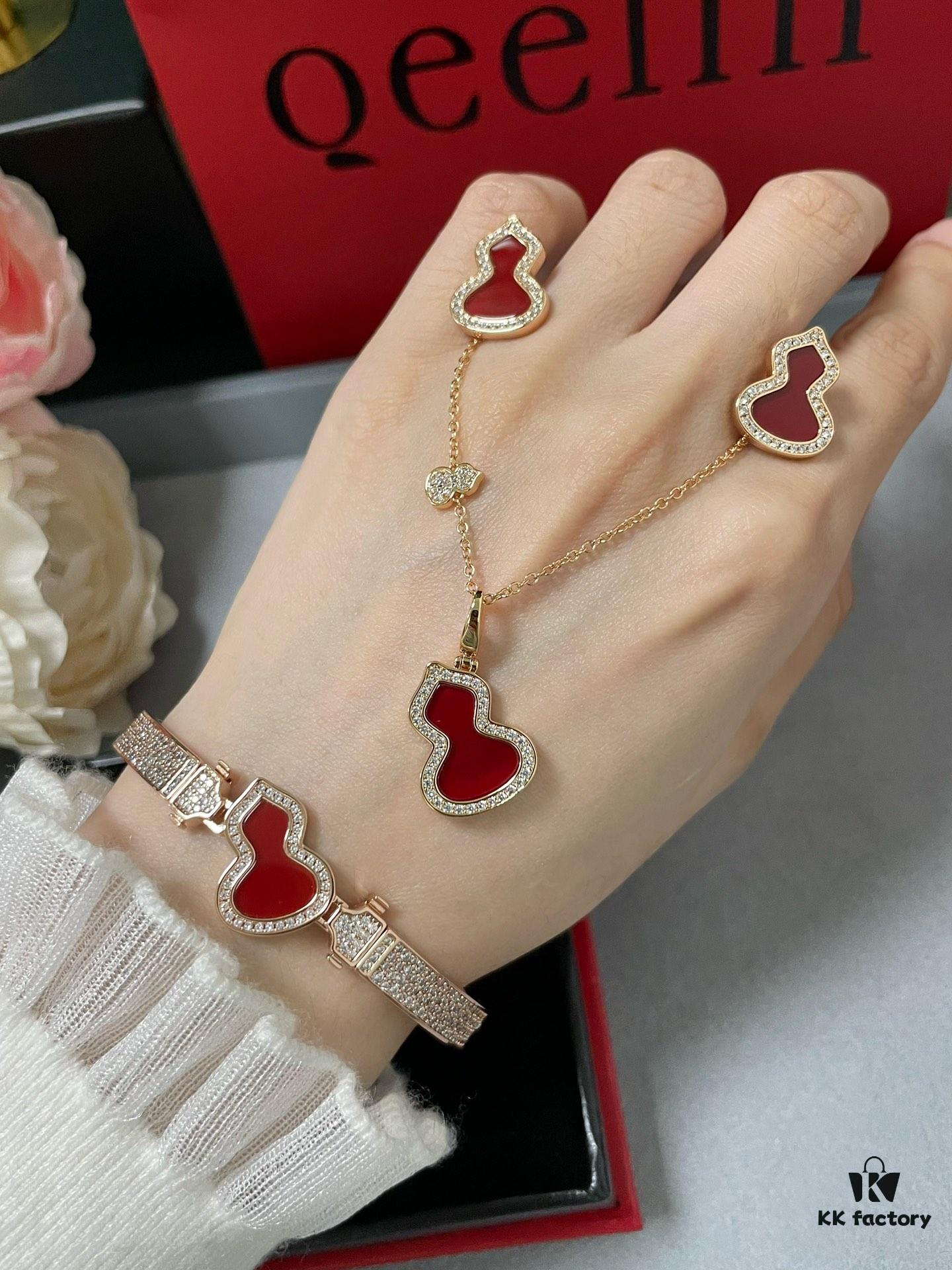 692fdbd799f2d84055c8b1e5 V Gold Qeelin Carved Red Agate Gourd Bracelet 🌹 Adorable Design 😍 Elegant Silhouette with Minimalist Lines 🥰 Sophisticated and Chic 👍👍