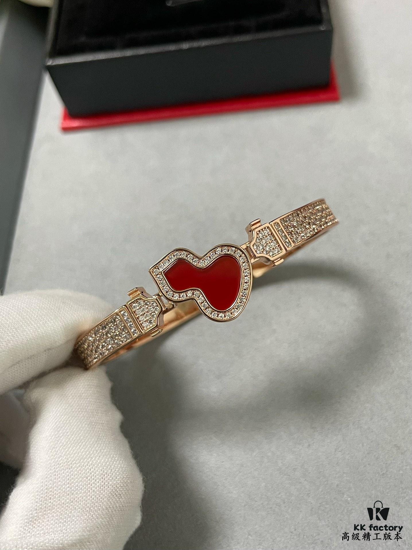 692fdbd799f2d84055c8b1e6 V Gold Qeelin Carved Red Agate Gourd Bracelet 🌹 Adorable Design 😍 Elegant Silhouette with Minimalist Lines 🥰 Sophisticated and Chic 👍👍