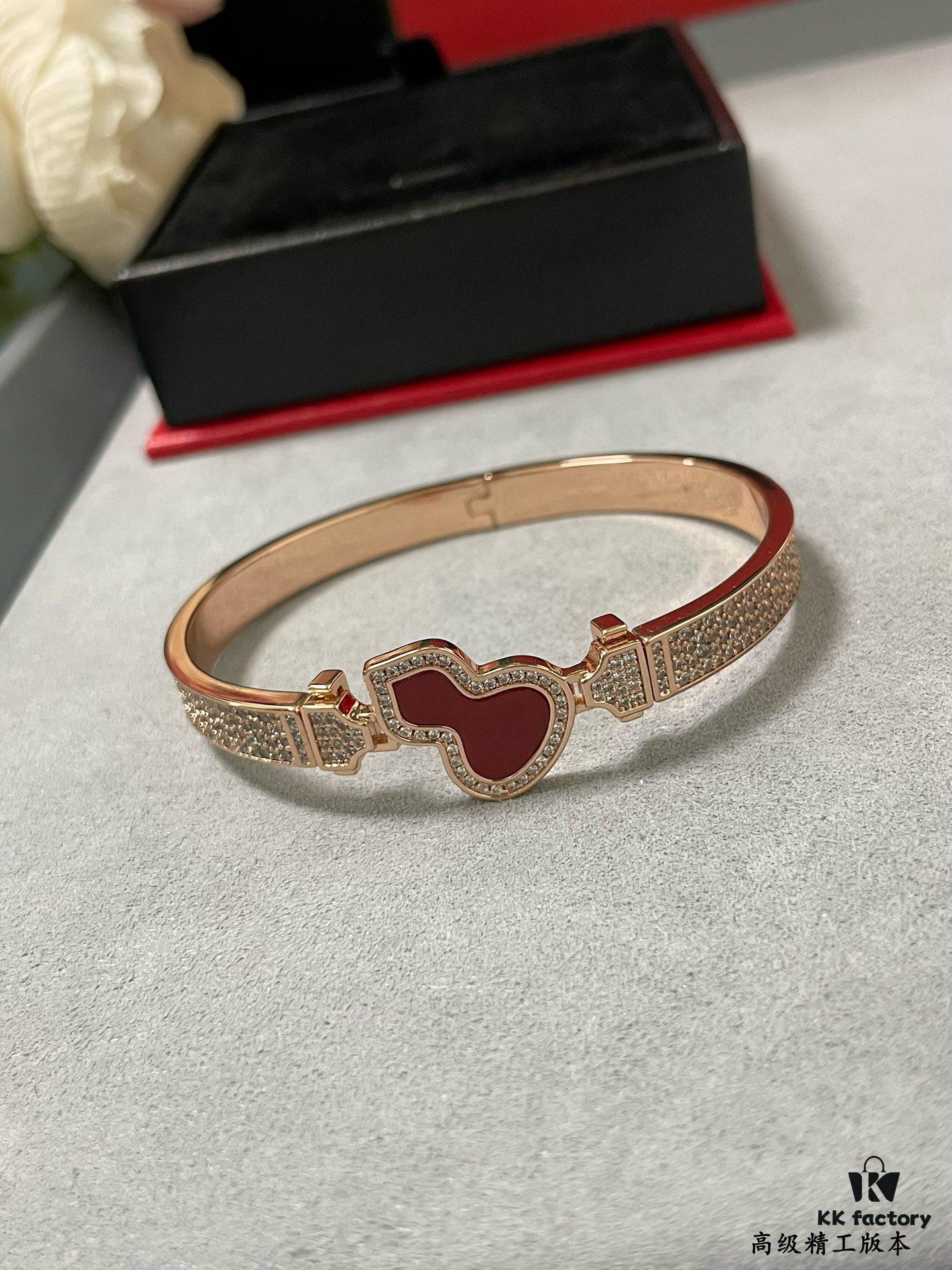 692fdbda99f2d84055c8b1e8 V Gold Qeelin Carved Red Agate Gourd Bracelet 🌹 Adorable Design 😍 Elegant Silhouette with Minimalist Lines 🥰 Sophisticated and Chic 👍👍