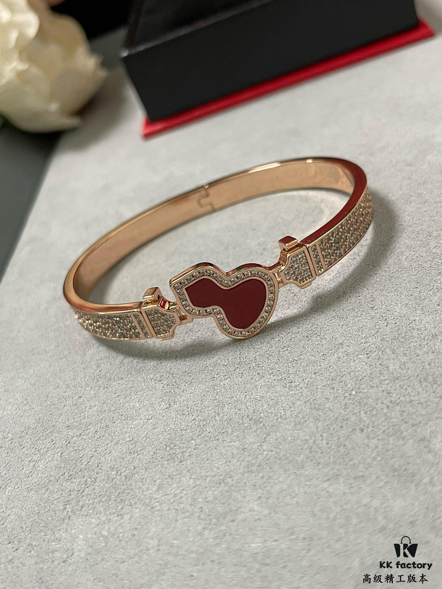 692fdbda99f2d84055c8b1e9 V Gold Qeelin Carved Red Agate Gourd Bracelet 🌹 Adorable Design 😍 Elegant Silhouette with Minimalist Lines 🥰 Sophisticated and Chic 👍👍