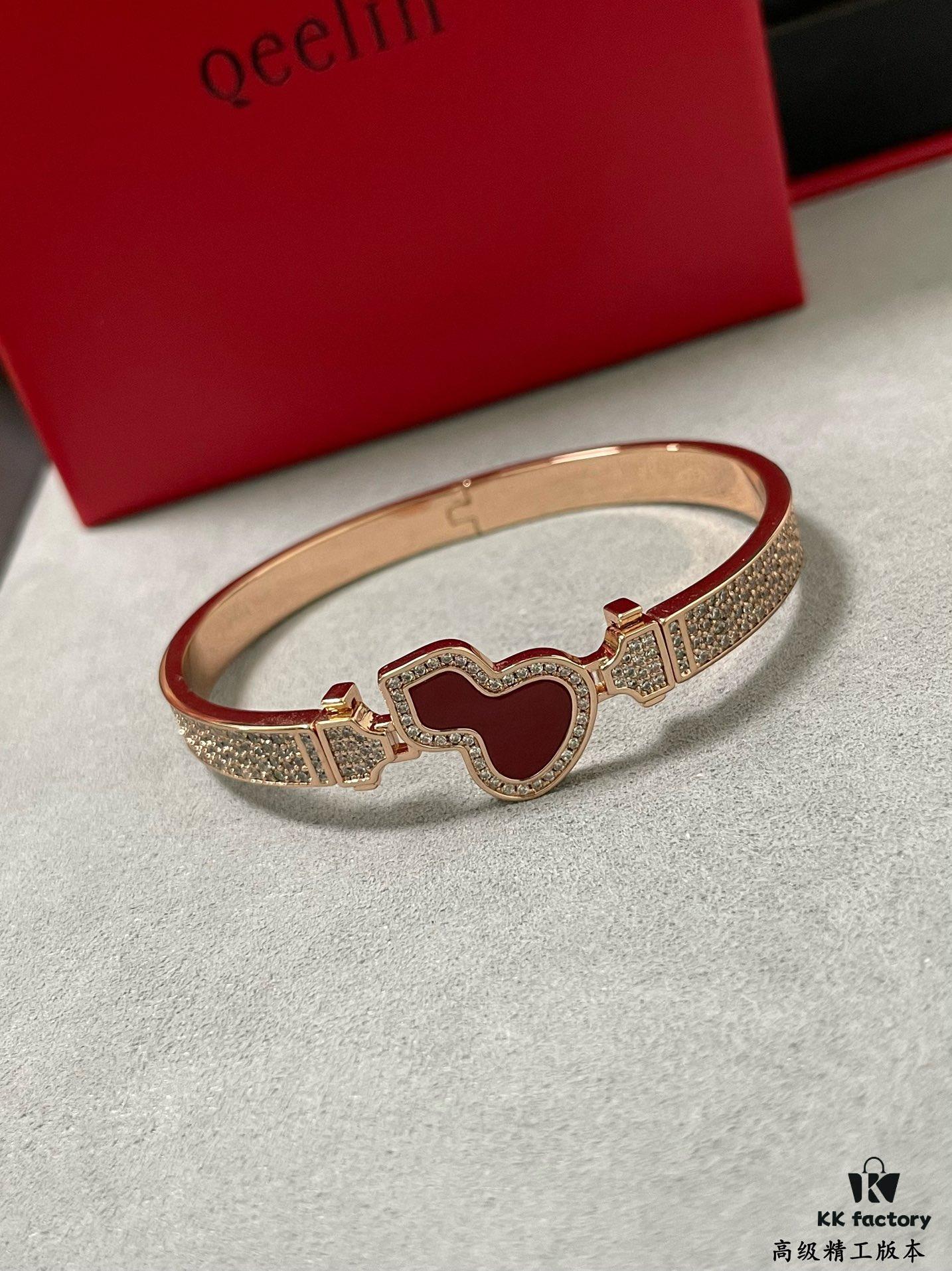 692fdbdc99f2d84055c8b1ed V Gold Qeelin Carved Red Agate Gourd Bracelet 🌹 Adorable Design 😍 Elegant Silhouette with Minimalist Lines 🥰 Sophisticated and Chic 👍👍
