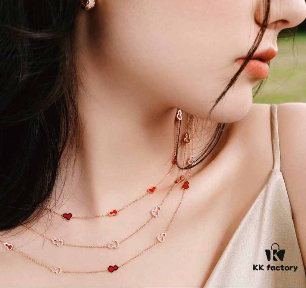 692fdbf499f2d84055c8b219 Qeelin Mini 8 Lotus Diamond Necklace 🌹 Adorable Design 😍 Elegant Simplicity with Wulu Silhouette 🥰 Sophisticated and Charming 😊 Qeelin x LibeiKa Exclusive Limited Edition