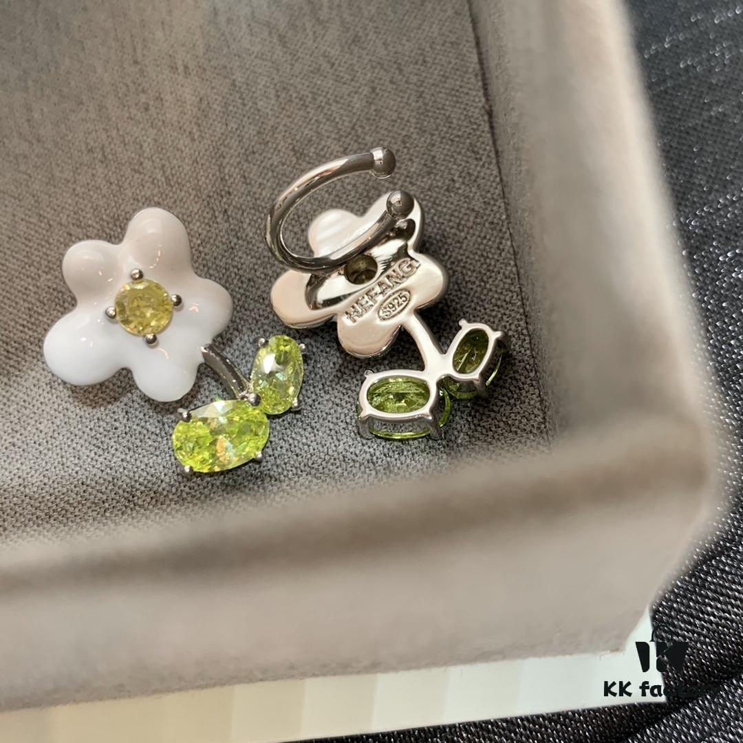 692fdca599f2d84055c8b337 Qixi Gift 🎁 Hefang Ear Cuff, Cream-Colored Little Flower Clip-On Earrings, No Piercing Required, Sold Individually, Left and Right Ear Differentiated