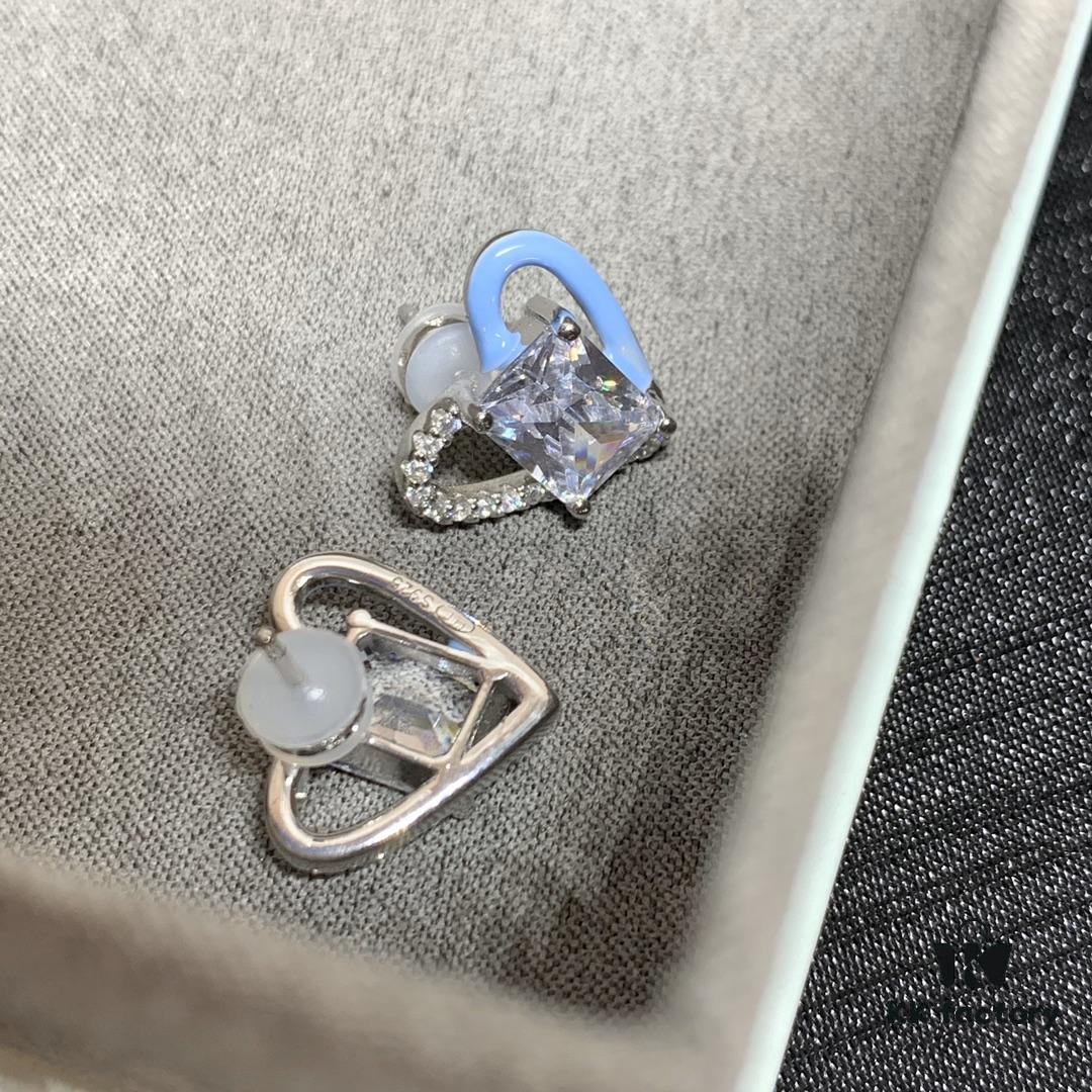 692fdcac99f2d84055c8b340 Qixi Gift 🎁 HEFANG Barbie Sweet Heart Earrings, Crystal Clear Design