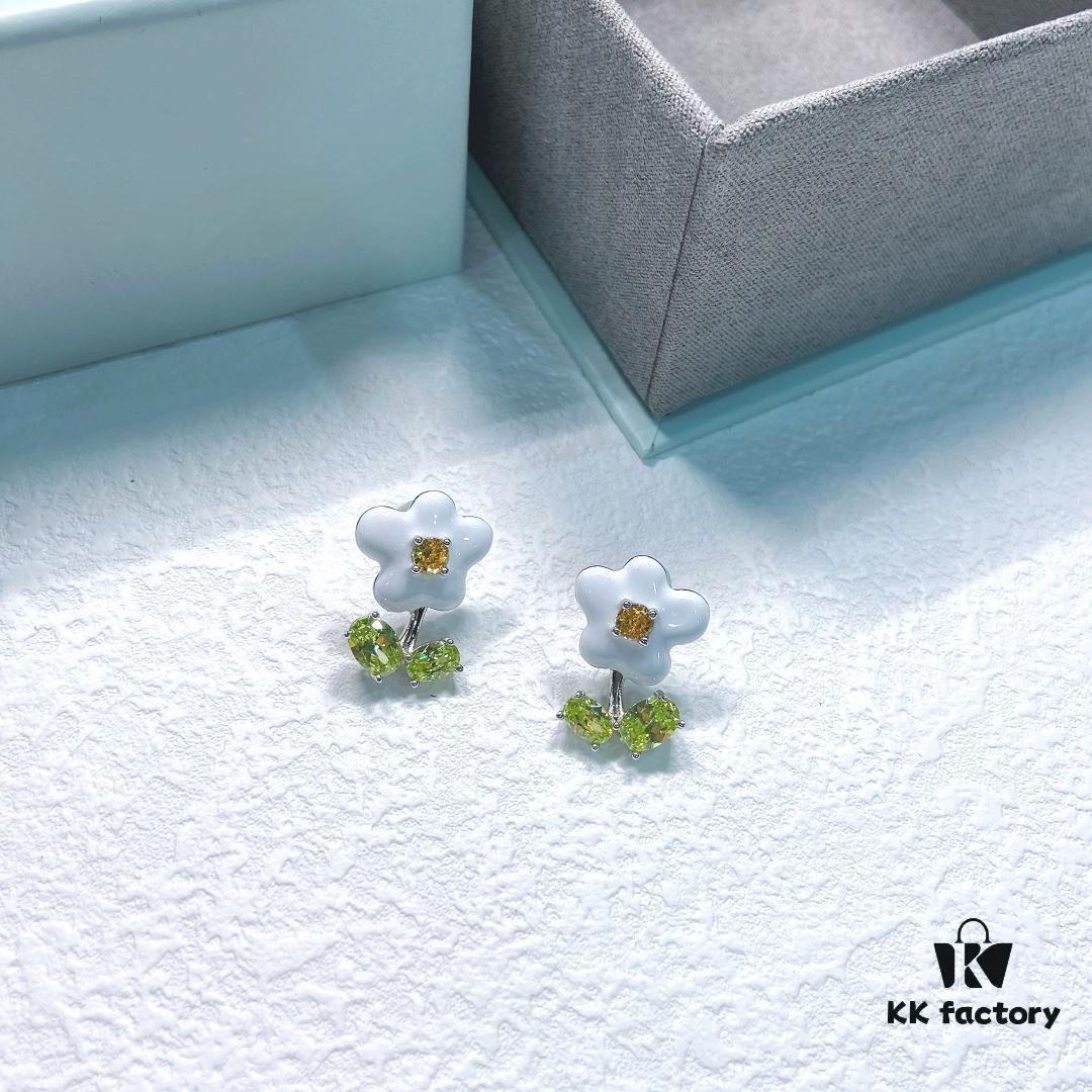 692fdccf99f2d84055c8b376 Same Style as Zhou Yutong - He Fang Creamy Little Flower Stud Earrings, Ear Cuffs, New Minimalist Luxury Unique Necklace Set
