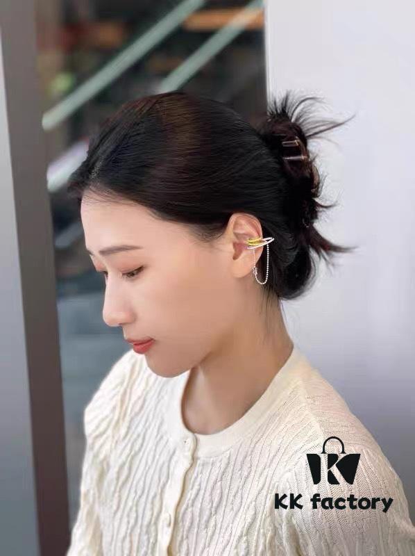 692fdd4799f2d84055c8b457 Single Piece New Arrival ❤️ HEFANG Jewelry Barbie ✨ New Collection Hula Hoop Ear Cuff Available in Three Colors ✨ Model Wearing Effect Image