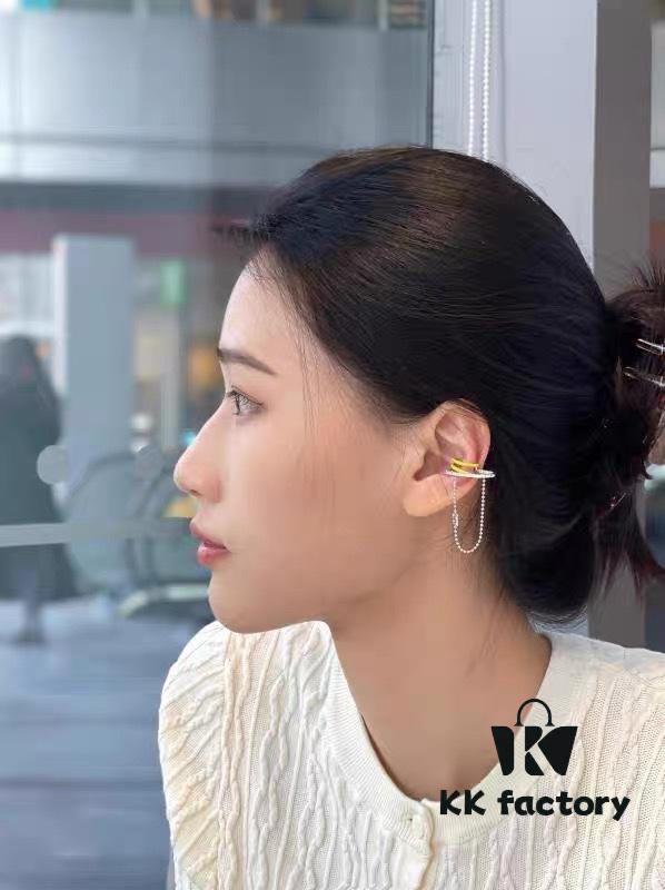 692fdd4899f2d84055c8b458 Single Piece New Arrival ❤️ HEFANG Jewelry Barbie ✨ New Collection Hula Hoop Ear Cuff Available in Three Colors ✨ Model Wearing Effect Image