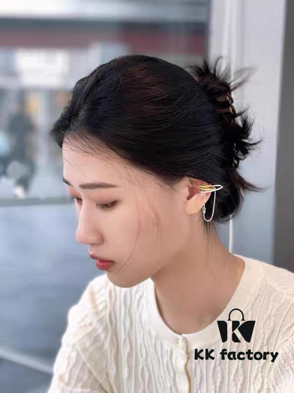 692fdd4899f2d84055c8b459 Single Piece New Arrival ❤️ HEFANG Jewelry Barbie ✨ New Collection Hula Hoop Ear Cuff Available in Three Colors ✨ Model Wearing Effect Image