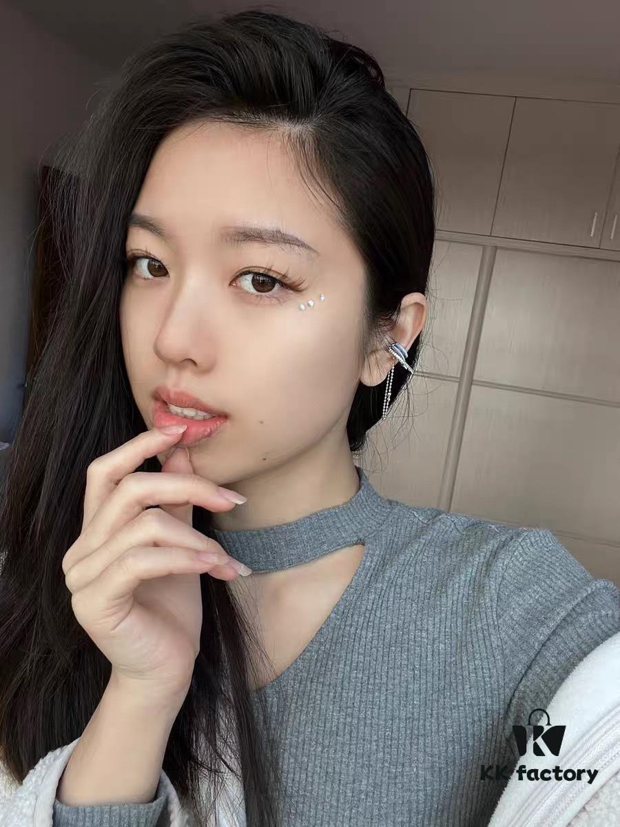 692fdd4a99f2d84055c8b45c Single Piece New Arrival ❤️ HEFANG Jewelry Barbie ✨ New Collection Hula Hoop Ear Cuff Available in Three Colors ✨ Model Wearing Effect Image