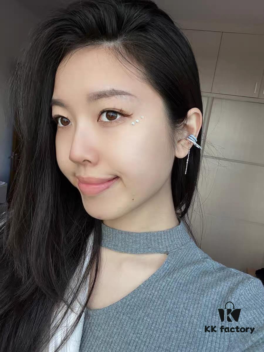 692fdd4a99f2d84055c8b45e Single Piece New Arrival ❤️ HEFANG Jewelry Barbie ✨ New Collection Hula Hoop Ear Cuff Available in Three Colors ✨ Model Wearing Effect Image