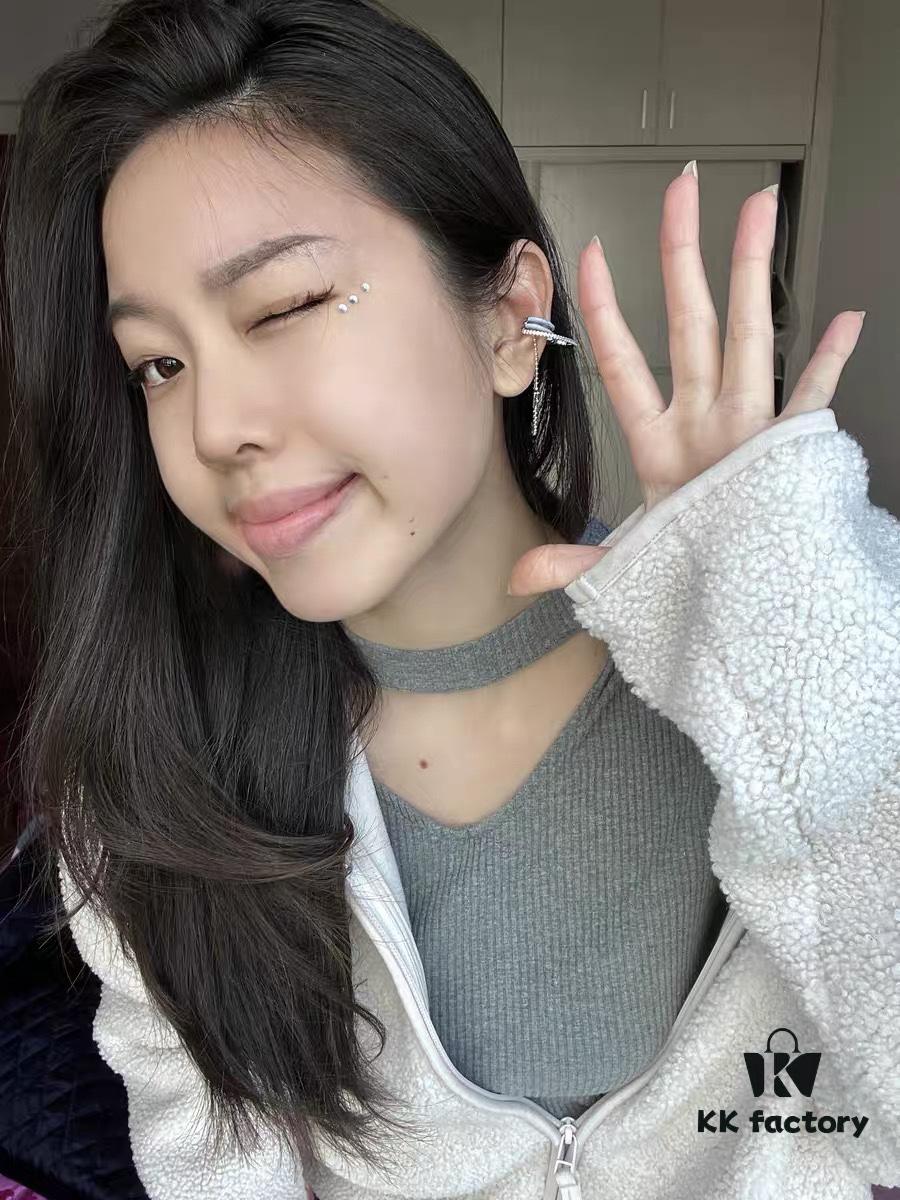 692fdd6599f2d84055c8b491 Single Piece New Arrival ❤️ HEFANG Jewelry Barbie ✨ New Collection Hula Hoop Ear Cuff Available in Three Colors ✨ Model Wearing Effect Image