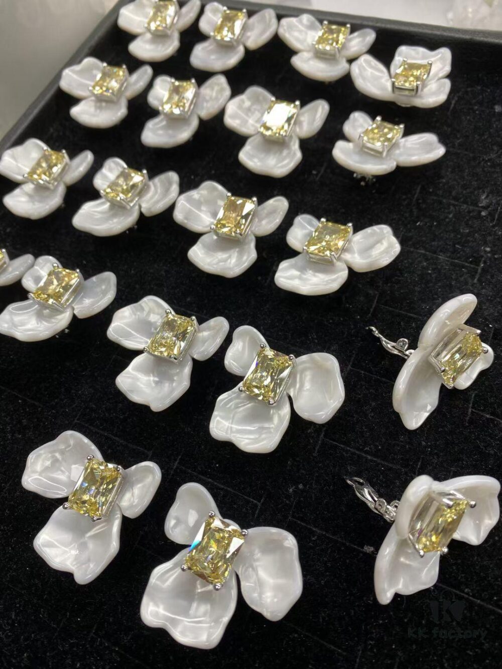 692fdeff99f2d84055c8b6d6 Good News for No-Pierced Ears: He Fang Xiaocanglan Ear Cuff Now Available Without Needing Ear Piercings