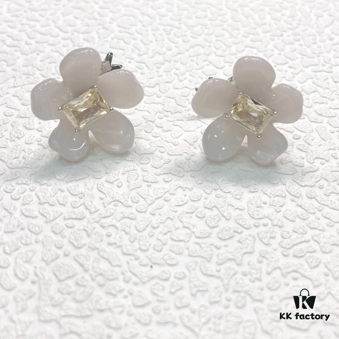 692fdf0a99f2d84055c8b6dd Herborist Freesia Stud Earrings Clip, Four Colors