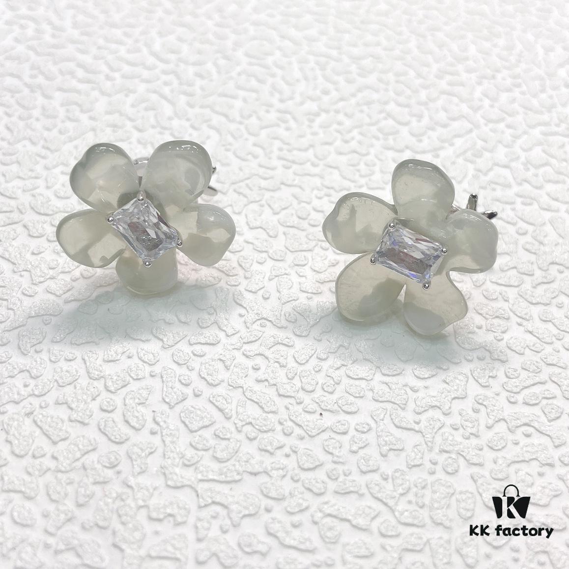 692fdf1299f2d84055c8b6e2 Herborist Freesia Stud Earrings Clip, Four Colors